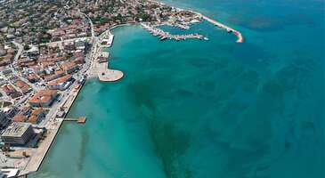 Ege’nin en popüler tatil cennetlerinden biri olan Çeşme birbirinden güzel mavi bayraklı plajlarıyla ünlü. Şifalı suların karıştığı benzersiz plajlardan rüzgar sörfü gibi su sporları yapmaya uygun bol rüzgarlı plajlara kadar birçok seçeneği Çeşme’de bulmak mümkün. Hazırsan Çeşme’nin en güzel plajlarını birlikte keşfedelim!