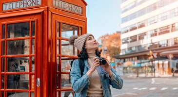 Sosyal medya &ccedil;ıktı &ccedil;ıkalı gittiğimiz her yerde ilk &ouml;nce sosyal medya i&ccedil;in fotoğraf &ccedil;eker olduk. Yemekler ve i&ccedil;ecekler gelir gelmez, yemeğin en g&uuml;zel a&ccedil;ıdan fotoğrafı, garsona &ccedil;ektirilen toplu fotoğraf derken yemekler soğuyor valla. Seyahatlerimizde de ne kadar &ccedil;ok yer o kadar &ccedil;ok fotoğraf diye, gezilebilecek her yeri gezmeye &ccedil;alışıyoruz. &Ouml;zellikle de selfie &ccedil;ok b&uuml;y&uuml;k &ouml;nem taşıyor. Orada bulunduğumuzun, o yemeği yediğimizin modern kanıtı selfie &ccedil;ekmek sonu&ccedil;ta. Ancak d&uuml;nyada bazı yerler var ki oralarda selfie &ccedil;ekmek yasak. Bu yerlere gittiğinizde selfie &ccedil;ekmeye &ccedil;alışırsanız sorun yaşamayın diye, selfie &ccedil;ekmenin yasak olduğu yerleri listeledim. Sistine Şapeli, Vatikan Hristiyan d&uuml;nyası i&ccedil;in ayrı bir yere sahip olan Sistine Şapeli&rsquo;nin i&ccedil;inde selfie &ccedil;ekmek yasak. Aslında sadece selfie &ccedil;ekmek değil, fotoğraf &ccedil;ekmek yasak desem daha doğru olur. Her ne kadar g&ouml;rd&uuml;klerine hayran kalıp fotoğraflamak istesen de maalesef burada fotoğraf &ccedil;ekemezsin. {flight_search_form_banner} Kabe, Mekke Hac g&ouml;revini yerine getirenlere saygısızlık olduğu i&ccedil;in Mekke&rsquo;de selfie &ccedil;ekmek yasak. Manevi y&ouml;nden b&uuml;y&uuml;k bir değeri olan ve sadece bir kez yapılan bir g&ouml;rev olduğu i&ccedil;in sessiz ve sakin bir şekilde yerine getirilmesi gerekiyor. Bu ortamı sağlayabilmek adına da b&ouml;yle bir yasak getirilmiş. Westminster Manastırı, Londra Londra&rsquo;da mutlaka g&ouml;r&uuml;lmesi gereken yerler arasında olan Westminster Manastırı&rsquo;na gittiğinde i&ccedil;eride selfie &ccedil;ekemezsin. İngiltere&rsquo;de hem dini hem de tarihi a&ccedil;ıdan b&uuml;y&uuml;k &ouml;nem taşıyan bu kilisenin i&ccedil;inde fotoğraf &ccedil;ekmek yasak. Van Gogh M&uuml;zesi, Amsterdam D&uuml;nyanın en &ccedil;ok ziyaret&ccedil;i alan m&uuml;zelerinden biri olan Van Gogh M&uuml;zesi&rsquo;nde aslında selfie &ccedil;ekmek yasak değildi ama eserlerle selfie &ccedil;ekmek isteyenler b&uuml;y&uuml;k bir kalabalığa sebep oluyordu. Eserleri rahat rahat incelemek isteyen bazı sanat severler bu durumu hoş karşılamıyordu ve bazen tartışmalar &ccedil;ıkıyordu. M&uuml;ze y&ouml;netimi de buna engel olmak i&ccedil;in m&uuml;zede selfie &ccedil;ekilmesini yasakladı. Tac Mahal, Agra Şah Cihan&rsquo;ın &ccedil;ok sevdiği karısı M&uuml;mtaz Mahal &ouml;ld&uuml;kten sonra yaptırdığı bu anıt mezarın &ouml;n&uuml;nde fotoğraf &ccedil;ekmeyenleri oraya gitmiş saymıyorlar, bunu kabul edelim. Ancak Tac Mahal&rsquo;in i&ccedil;inde selfieyi ge&ccedil;, fotoğraf &ccedil;ekmek de yasak &ccedil;&uuml;nk&uuml; &ouml;l&uuml;ye saygısızlık olarak kabul ediyorlar. Garoupe Plajı, Antibes G&uuml;ney Fransa sahil kesimiyle meşhur olduğu i&ccedil;in her yıl hem yerli hem de yabancı bir&ccedil;ok turist ağırlıyor plajlarında. Garoupe Plajı da turistlerin sevdiği bir destinasyon. Aynı zamanda mayo ve bikini katalog &ccedil;ekimleri i&ccedil;in de &ccedil;ok tercih edilen bir yer. Bu plaja gelip dinlenmek ve kafa dağıtmak isteyen turistlerse bu &ccedil;ekimlerden rahatsız olmuşlar. Bu y&uuml;zden bu plajda selfie &ccedil;ekmek yasak. Alamo Kalesi, San Antonio Teksas ve Amerika i&ccedil;in &ccedil;ok &ouml;nemli kabul edilen Alamo Kalesi&rsquo;nin dışını fotoğraflayabilirsin ama i&ccedil;eride selfie &ccedil;ekmek yasak. Tarihte &ccedil;ok &ouml;nemli bir yeri olduğu i&ccedil;in kalenin i&ccedil;inde fotoğraf &ccedil;ekilmesini ve y&uuml;ksek sesle konuşulmasını saygısızlık olarak kabul ediyorlar. Hatta polisler &ouml;zellikle dolaşıp insanları kontrol ediyorlar. Pamplona Boğa Koşusu, Pamplona İspanya&rsquo;nın &ccedil;ok eski geleneklerinden biri olan boğa koşularında selfie &ccedil;ekmek yasak. Aslında koşu esnasında g&ouml;r&uuml;nt&uuml; kaydeden her t&uuml;rl&uuml; ekipmanın kullanılması yasak demek daha doğru. Hatta eğer yasağı delersen, 3.000 Euro para cezası &ouml;demek zorunda kalıyorsun. Bombay Okyanus Kıyıları, Bombay Bu yasağın arkasında k&ouml;t&uuml; tecr&uuml;beler yatıyor. Bombay&rsquo;ın gen&ccedil; n&uuml;fusunun selfie sevdası son yıllarda &ccedil;ok fazla &ouml;l&uuml;mc&uuml;l kazaya yol a&ccedil;mış. Dolayısıyla da Bombay&rsquo;ın hatta Hindistan&rsquo;ın bir&ccedil;ok yerinde selfie yasağı var. Marine Drive ve Chowpatty Plajları&rsquo;nda polisler bu yasağın uygulanması i&ccedil;in &ccedil;ok sıkı devriye geziyorlar. Buckingham Sarayı, Londra Londra&rsquo;nın en turistik noktalarından biri olan Buckingham Sarayı&rsquo;nda Krali&ccedil;e ve ailesi hala yaşamaya devam ettiği i&ccedil;in sarayın devlet y&ouml;netiminde kullanılan odaları Temmuz ve Eyl&uuml;l arasında ziyarete a&ccedil;ık. Bu d&ouml;nemlerde Londra seyahati planlarsan sarayın i&ccedil;ini gezebilirsin ama selfie &ccedil;ekmek yasak. Ancak sarayın bah&ccedil;esinde istediğin kadar selfie &ccedil;ekebilirsin. Evet gittiğinde selfie &ccedil;ekemeyeceğin yerleri &ouml;ğrendin. Selfie &ccedil;ekemiyoruz diye gezemeyeceğiz mi, tabii ki gezeriz. O zaman hadi u&ccedil;ak bileti alalım.