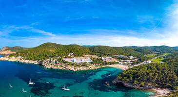 D&ouml;rt tarafı sularla &ccedil;evrili adalar &uuml;lkemizde olduğu gibi d&uuml;nyanın farklı yerlerinde de doğal ve tarihi g&uuml;zellikleriyle gezginleri b&uuml;y&uuml;l&uuml;yor. D&uuml;nyanın d&ouml;rt bir yanından ve &uuml;lkemizden g&ouml;r&uuml;lmesi gereken benzersiz g&uuml;zellikte adalara doğru bol manzaralı bir yolculuğa ne dersiniz? 1- Mayorka &ndash; İspanya Masmavi koylarda t&uuml;m g&uuml;n tembellik yaparken Akdeniz'in serin sularına dalabileceğiniz Mayorka İspanya'nın ve t&uuml;m d&uuml;nyanın en g&ouml;zde tatil rotalarından biri. &Ccedil;oğu zaman &uuml;lkenin bir diğer tatil cenneti İbiza ile kıyaslansa da burası daha sakin atmosferi ve ortamıyla İbiza'dan &ccedil;ok farklı. &Uuml;stelik Mayorka'da deniz keyfi yaparken benzersiz tarihi yerleri ve yapıları da g&ouml;rebilirsiniz. Adanın merkezinde yer alan Palma Mallorca'da gezilecek yerleri turlamak i&ccedil;in tıklayın. Burada tadabileceğiniz nefis lezzetler ise ne yenir ne i&ccedil;ilir galerimizde. {flight_search_form_banner} 2- Bali &ndash; Endonezya Her ne kadar Endozya'nın adalarından biri olsa da Bali bug&uuml;n egzotik tatil denince ilk akla gelen yerlerden biri. G&ouml;z alabildiğine uzanan pirin&ccedil; tarlaları, g&ouml;z alıcı kumsallar ve huzurlu atmosfer Bali'de bulabileceklerinizden birka&ccedil;ı. Buraya kadar gelmişken d&uuml;nyaca &uuml;nl&uuml; Bali masajını yaptırmadan, Uluwatu Tapınağ gibi tarihi yerleri g&ouml;rmeden ve tropikal meyvelerin tadına bakmadan sakın d&ouml;nmeyin. Bali'de tatile u&ccedil;uracak biletleri karşılaştırmak isterseniz tıklayın. 3- Mikonos &ndash; Yunanistan Yunanistan'ın Ege Denizi boyunca dizilen &ccedil;ok sayıda irili ufaklı adasından belki de en &uuml;nl&uuml;s&uuml; Mikonos. Adanın bu kadar pop&uuml;ler olmasının nedeni doğal g&uuml;zellikleri mi, eğlenceli gece hayatı ve plaj partileri mi yoksa bunların hepsi mi bilinmez ama eğer tatilden beklediğiniz hem eğlenmek hem de şehirden uzaklaşıp dinlenmekse Mikonos'ta hepsini birden bulabilirsiniz. Yunan adalarından yerlerin de bulunduğu d&uuml;nyanın en g&uuml;zel plajlarından bazılarını g&ouml;rmek i&ccedil;in yazımıza g&ouml;z atın veya yaz aylarında direkt u&ccedil;abileceğiniz Mikonos'a u&ccedil;ak biletlerini karşılaştırın. 4- İbiza - İspanya Neredeyse t&uuml;m g&uuml;n s&uuml;ren &ccedil;ılgın partileriyle bilinen İbiza Adası eğlenmek isteyen gezginler i&ccedil;in benzersiz bir se&ccedil;enek. İbiza'da Mayıs'ta başlayan sezon Ekim ayının g&uuml;nlerine dek devam ediyor. Eğer Mayorka'nın ortamını fazla sakin bulursanız veya fazladan bir yer g&ouml;rmek isterseniz rotanızı doğrudan İbiza'ya doğru &ccedil;evirebilirsiniz. Adanın merkezinde bulunan konaklama tesisleri genel olarak sahil otelleri ve şehir otelleri olarak ikiye ayrılıyor. Sahil otelleri t&uuml;m g&uuml;n deniz ve g&uuml;neşin tadını &ccedil;ıkarmak isteyenler ve şehir otelleri ise daha hareketli bir ortamda zaman ge&ccedil;irmekten hoşlananlar i&ccedil;in ideal. İbiza'da eğlence dolu bir tatile u&ccedil;mak isterseniz hemen tıklayın ve en avantajlı İbiza u&ccedil;ak biletlerini karşılaştırın. 5- Kıbrıs Hem benzersiz bir adada tatil yapmak hem de vize ve pasaport işlemleriyle zaman kaybetmeden yurt dışına &ccedil;ıkmak... T&uuml;m bunları tek bir yerde ger&ccedil;ekleştirmek i&ccedil;in Kıbrıs'ı da se&ccedil;enekler arasına ekleyebilirsiniz. Girne, Lefkoşa ve Magosa gibi farklı şehirlerden meydana gelen adada &ouml;zellikle Karpaz b&ouml;lgesi uzun plajları ve deniziyle gezginlerin vazge&ccedil;ilmez rotaları arasında. Kıbrıs'ta konaklamak i&ccedil;in genellikle b&uuml;y&uuml;k oteller ve tatil k&ouml;yleri sıralansa da hemen her d&ouml;nemde b&uuml;t&ccedil;enize uygun alternatifler bulabilirsiniz. Adaya geldiğinizde Girne Limanı'nda kısa bir y&uuml;r&uuml;y&uuml;şten sonra ara&ccedil; kiralayarak Gazimağusa'ya doğru gelirseniz g&uuml;n&uuml;m&uuml;zde m&uuml;ze olarak kullanılan St. Barnabas Manastırı'nı da mutlaka g&ouml;r&uuml;n. Kıbrıs'ta gezilecek başlıca yerleri galerimizde turlayabilir, adanın meşhur lezzetlerinden bazılarını Kıbrıs'ta ne yenir ne i&ccedil;ilir galerimizde bulabilirsiniz. 6- Bozcaada &ndash; T&uuml;rkiye Ada tatili i&ccedil;in daha da yakın ve kolay ulaşılabilir bir alternatif kulağa nasıl geliyor? Son yılların en g&ouml;zde tatil rotaları arasına adını yazdıran Bozcaada'da neredeyse her mevsim d&uuml;zenlenen festivalleri, zeytinyağlı nefis Ege lezzetleri, Ayazma Plajı'nın berrak suları ve b&uuml;y&uuml;k şehirlere yakınlığıyla hafta sonunda bile gelinebilecek yerlerden. Bozcaada'da b&uuml;y&uuml;k oteller ve tatil k&ouml;yleri yok ama ailenizle veya arkadaşlarınızla kalabileceğiniz rahat ve sakin k&uuml;&ccedil;&uuml;k oteller var. &Uuml;stelik adanın merkezinden Ayazma Plajı da dahil bir&ccedil;ok yere ulaşmak &ccedil;ok kolay. Eğer merkezden uzaklaşıp Bpzcaada'nın diğer b&ouml;l&uuml;mlerini g&ouml;rmek isterseniz de ara&ccedil; kiralayabilirsiniz. Adada kalabileceğiniz otellere g&ouml;z atarak rezervasyon yaptırmak i&ccedil;in hemen tıklayın. Bozcaada'ya gelenlerin mutlaka yapması gerekenler de yazımızda.