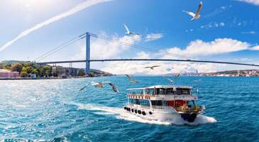 İstanbul’un en güzel yerlerinden Adalar’a gitmek için tercih edebileceğin alternatifleri senin için derledik. Büyükada, Heybeliada, Burgazada, Kınalıada, Sedef Adası, Demokrasi ve Özgürlükler Adası’na ulaşmak için çeşitli deniz yolu seçenekleri var. Şehir Hatları, Mavi Marmara ve Dentur Avrasya vapurları arasında kendine en uygun olanı seçebilirsin.