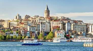 Karaköy, İstanbul’un en köklü geçmişe sahip hareketli semtlerinden biri. İlk yerleşimlerin Bizans dönemine kadar uzandığı Karaköy, eskiden Galata'nın bir parçasıydı ve 19. yüzyılda Osmanlı İmparatorluğu'nun finans merkezi haline geldi. Günümüzde de önemli bir ticaret ve ulaşım merkezi olan Karaköy’ün her köşesinde farklı dönemlere ait mimari şaheserleri görmen mümkün.