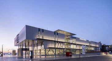 Müzeler, okul dışı öğrenmenin en güçlü oyun alanı. Çünkü burada bilgi sadece anlatılmaz nesne, mekân ve deneyimle ete kemiğe bürünür. International Council of Museums’ın (ICOM) 2022 tanımı da tam olarak bunu söyler. Müzeler sadece eser saklayan depolar değil, topluma hizmet eden, erişilebilir, kapsayıcı, düşünmeye ve bilgi paylaşımına alan açan canlı organizmalar.