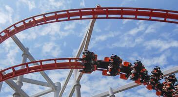 Dönme dolaplar, roller coasterlar, su eğlenceleri ve daha birçok aktivite ile lunaparklar büyükten küçüğe en eğlenceli yerler arasında yer alıyor. Çocuklarıyla birlikte harika bir gün geçirmek veya arkadaşlarıyla doyasıya eğlenmek isteyenler için ise İstanbul'un farklı bölgelerinde birbirinden güzel lunaparklar bulunuyor. Çarpışan arabalar, korku tüneli, bulutların üstünde hissedeceğiniz gondollar ve daha fazlası için İstanbul’un en iyi lunaparklarını keşfedin.