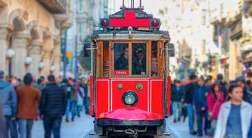 İstiklal Caddesi&rsquo;nin kalabalığında y&uuml;r&uuml;rken bazen bir durup nefes almak istersin ya, işte o anlarda imdadına bu tarihi pasajlar yetişiyor. Her g&uuml;n &ouml;n&uuml;nden ge&ccedil;tiğin o b&uuml;y&uuml;k kapıların ardında aslında caddenin en samimi ve ger&ccedil;ek k&ouml;şeleri saklı. Kimine en ucuz tiş&ouml;rt&uuml; bulmak i&ccedil;in girersin, kimine ise sadece bir bardak &ccedil;ay i&ccedil;ip kafa dinlemek i&ccedil;in. Ama hepsinde olan tek şey, kentin k&uuml;lt&uuml;r&uuml;n&uuml;n saklı olması. Eğer sadece vitrinlere bakmaktan sıkıldıysan ve Beyoğlu&rsquo;nun asıl karakterini keşfetmek istiyorsan, rotanı bu pasajlara kırmalısın. Senin i&ccedil;in İstiklal&rsquo;in en ikonik duraklarını ve hangi kapıdan girince seni nelerin beklediğini tek tek &ouml;zetledim. Hadi gel, caddenin g&uuml;r&uuml;lt&uuml;s&uuml;n&uuml; biraz dışarıda bırakıp pasajları gezelim. 1. &Ccedil;i&ccedil;ek Pasajı Eski Naum tiyatro binasının d&ouml;n&uuml;şmesiyle birlikte İstanbul&rsquo;un en şık ve aristokrat duraklarından biri haline gelen &Ccedil;i&ccedil;ek Pasajı, bug&uuml;n de İstiklal&rsquo;in g&ouml;zdesi durumunda. 1870 yılında &ccedil;ıkan b&uuml;y&uuml;k yangında yanan pasaj yerine Banker Christaki Zografos tarafından bug&uuml;nk&uuml; bina yaptırılır. &Ccedil;i&ccedil;ek Pasajı bug&uuml;n İstanbul&rsquo;un balık restoranları ve meyhane k&uuml;lt&uuml;r&uuml; ile yaşayan tarihi simgelerinden biri olmaya devam eder. Konum Linki {insightBoxStart}Seyahat &Ouml;nerisi: &Ccedil;i&ccedil;ek Pasajı&rsquo;nda nerede yemek yiyelim ya da &ouml;zel g&uuml;n kutlayalım dersen sana &ouml;nerimiz Sevi&ccedil; Restoran olur.{insightBoxEnd} 2. Atlas Pasajı Kendisini filmlerden de tanıdığımız ve sinema ile &ouml;zdeşleşen pasajlardan biri olan Atlas Pasajı, aslında 1870'li yıllarda kışlık bir konak olarak inşa edilir. Bug&uuml;n i&ccedil;inde ağırlıklı olarak festival filmlerinin sergilendiği sineması ve kıyafet d&uuml;kkanları yer alan Atlas Pasajı, bir d&ouml;nem tiyatrocuların, yazarların ve sinemaseverlerin buluşma noktasıydı. İstanbul&rsquo;un entelekt&uuml;el hafızasını taşıyan pasaj neo-r&ouml;nesans mimari tarzıyla ve tavan s&uuml;slemeleri ile dikkat &ccedil;eker. 1948 yılında a&ccedil;ılan ve d&ouml;nemin en b&uuml;y&uuml;k salonlarından biri olan Atlas Sineması ve 1951&rsquo;de Muhsin Ertuğrul &ouml;nderliğinde kurulan K&uuml;&ccedil;&uuml;k Sahne, pasajın k&uuml;lt&uuml;rel kimliğini yansıtan en &ouml;nemli unsurlar. Pasaj g&uuml;n&uuml;m&uuml;zde teknolojik imkanlarla yenilenmiş İstanbul Sinema M&uuml;zesi&rsquo;ne ev sahipliği yapmaya devam ediyor. Konum Linki {insightBoxStart}Seyahat &Ouml;nerisi: Atlas Pasajı&rsquo;nda &ouml;zellikle film festivali zamanı bir etkinliğe katılmanı ve filmin başlamasını beklerken sinemanın hemen yanındaki Atlas 1948&rsquo;te kahve i&ccedil;meni tavsiye ederiz.{insightBoxEnd} 3. Halep Pasajı İstiklal Caddesi&rsquo;nin tam kalbinde, sanat ve tiyatronun i&ccedil; i&ccedil;e ge&ccedil;tiği en zarif duraklardan biri de Halep Pasajı. 1885 yılında Halepli bir t&uuml;ccar olan M. Hacopulo tarafından neoklasik tarzda inşa ettirilen yapı, cephesindeki ince iş&ccedil;ilikle Pera&rsquo;nın altın &ccedil;ağını g&uuml;n&uuml;m&uuml;ze taşıyor. Şehrin en eski sinemalarından Pera Sineması ve T&uuml;rk tiyatrosunun mabedi sayılan Ses Tiyatrosu (Ortaoyuncular) da burada nefes alıyor. G&uuml;n&uuml;m&uuml;zde pasajın i&ccedil;indeki d&uuml;kkanlar ağırlıklı olarak g&uuml;m&uuml;ş takılardan oluşuyor. Alışveriş anlamında &ccedil;ok se&ccedil;eneği olmasa da Beyoğlu&rsquo;nun bohem ruhunu en iyi yansıtan yer diyebiliriz. Bunun i&ccedil;in Ses Tiyatrosu&rsquo;nun varlığı bile yeterli. Konum Linki {insightBoxStart}Seyahat &Ouml;nerisi: Tarihi Ses Tiyatrosu&rsquo;nda tiyatro izlemek ve Ortaoyuncular&rsquo;a ait eşyaların ve arşivlerin yer aldığı fuaye alanını g&ouml;rmek i&ccedil;in Halep Pasajı&rsquo;na git deriz. Tiyatro i&ccedil;in biletleri buradaki gişeden de alabilirsin.{insightBoxEnd} 4. Suriye Pasajı İstiklal&rsquo;in T&uuml;nel&rsquo;e yakın kısmında yer alan bu Suriye Pasajı, hem mimarisiyle hem de alt katındaki farklı k&uuml;lt&uuml;rlerin izleriyle ziyaret&ccedil;ilerini şaşırtır. İ&ccedil;inde yer alan butik d&uuml;kkanlar ve kafeler, kendini aynı anda hem Orta Doğu hem de eski Avrupa bileşiminde bulabilirsin. 1901-1908 senelerinde Hasan Halbuni Paşa ve Mehmet Abud Efendi tarafından neoklasik yapıda yaptırılan pasaj, Dolmabah&ccedil;e Sarayı&rsquo;ndan sonra İstanbul&rsquo;da elektrik ve hava gazı bağlanan ilk bina olma &ouml;zelliğini taşıyor. G&uuml;n&uuml;m&uuml;zde deri ve k&uuml;rk mağazaları ile birlikte dizi ve film sekt&ouml;r&uuml;ne d&ouml;nem kost&uuml;mleri sağlayan d&uuml;kkanları ile ziyaret&ccedil;ilerini ağırlıyor. Konum Linki {insightBoxStart}Seyahat &Ouml;nerisi: Tarihi bir binada, biraz da l&uuml;ks olmayan kahvaltı yapmak istersen Mustafa Amca&rsquo;ya uğra deriz.{insightBoxEnd} 5. Aznavur Pasajı Galatasaray Lisesi&rsquo;nin tam karşısında yer alan Aznavur Pasajı, Beyoğlu&rsquo;nun kendine has karakteri bulunan binalarından. 20. y&uuml;zyılın başlarında İtalyan mimarisi esintileriyle Aznavur ailesi tarafından inşa ettirilen yapı, y&uuml;ksek tavanları ve zarif cephe s&uuml;slemeleriyle Pera&rsquo;nın Avrupai ruhunu g&uuml;n&uuml;m&uuml;ze taşıyor. Eskiden &uuml;st katları konut, alt katlarında ise d&uuml;kkanların bulunduğu pasaj g&uuml;n&uuml;m&uuml;zde ağırlıklı olarak g&uuml;m&uuml;ş d&uuml;kanlarına ev sahipliği yapıyor. Konum Linki 6. Avrupa Pasajı İstiklal Caddesi&rsquo;nin mimari a&ccedil;ıdan en etkileyici duraklarından biri olan Avrupa Pasajı, Galatasaray Lisesi&rsquo;nin hemen yanı başında, Balık Pazarı&rsquo;nın girişinde yer alıyor. 1874 yılında mimar Domenico Pulgher tarafından inşa edilen yapı, d&ouml;nemin Paris pasajlarından ilham alan &lsquo;belle epoque&rsquo; ruhunu İstanbul&rsquo;a taşıyor. Pasajın i&ccedil;indeki d&uuml;kk&acirc;nların arasına yerleştirilen devasa aynalar nedeniyle Aynalı Pasaj olarak da bilinen pasajda &ouml;zellikle otantik &uuml;r&uuml;nler ve plaklar bulunuyor. Konum Linki 7. El Hamra Pasajı Adını bir zamanlar i&ccedil;inde bulunan &uuml;nl&uuml; Elhamra Sineması'ndan alan bu pasaj, 1922 yılında neoklasik tarzda yapılıyor. İstanbul&rsquo;un k&uuml;lt&uuml;rel hayatında operadan sinemaya, baleden konserlere kadar pek &ccedil;ok ilke ev sahipliği yapan Elhamda Pasajı g&uuml;n&uuml;m&uuml;zde sahaf&ccedil;ılara, şapkacılara, antikacılara ev sahipliği yapıyor. El Hamra Pasajı&rsquo;nda d&ouml;nemsel olarak bienal sergileri de d&uuml;zenleniyor. Ve g&uuml;zel bir nor: Mustafa Kemal Atat&uuml;rk'&uuml;n de burada film izlediği ve operaları takip ettiği arşivlerde yer alan bilgiler arasında. Konum Linki {insightBoxStart}İpucu: İstanbul&rsquo;un tarihi duraklarını keşfedebileceğin en merkez nokta kuşkusuz ki Taksim. Pasajları, hanları, sokakları, mekanları keşfetmek i&ccedil;in Taksim otelleri ile en uygun planı oluşturabilirsin.{insightBoxEnd} 8. Hazzopulo Pasajı Bir&ccedil;ok filme ve diziye otantik atmosferiyle doğal set ortamı sunan Hazzopulo Pasajı, İstiklal Caddesi m&uuml;davimlerinin yakından tanıdığı bir yer. 1871 yılında yapılan ve Beyoğlu&rsquo;nun bohem havasını bug&uuml;ne dek koruyan Hazzopulo, &ouml;zellikle &ccedil;ay i&ccedil;mek i&ccedil;in kalabalıklar arasında bir vaha oluyor. Neoklasik tarzda inşa edilen ve tarihi bir avluya sahip olan pasaj d&ouml;neminin en şık kuaf&ouml;rlerine, şapkacılarına ve terzilerine ev sahipliği yapıyordu.Kısacası burası, Beyoğlu&rsquo;nun y&uuml;ksek sosyete vitriniydi. Fakat t&uuml;m bu imajının yanı sıra pasajı &ouml;nemli kılan asıl unsur edebiyatımızın &uuml;nl&uuml; isimlerinden Ahmet Mithat Efendi&rsquo;nin matbaasını bu pasajın i&ccedil;ine kurmasıydı. &Uuml;stelik onunla birlikte Namık Kemal de İbret Gazetesi&rsquo;ni pasajın arkasında yer alan matbaada bastırıyordu. Konum Linki {insightBoxStart}Seyahat &Ouml;nerisi:Hazzopulo Pasajı&rsquo;ndayken tarihi avludaki renkli taburelere oturarak Mustafa Amca&rsquo;nın &ccedil;ayını mutlaka i&ccedil;meni &ouml;neririz.{insightBoxEnd} 9. Terkos Pasajı İstiklal Caddesi&rsquo;nin en b&uuml;t&ccedil;e dostu alışveriş noktası olan Terkos Pasajı, adını bulunduğu sokaktan alan bu ge&ccedil;itte yer alıyor. Sokak tarzını yansıtan, olduk&ccedil;a uygun fiyatlı tekstil &uuml;r&uuml;nleri ile rağbet g&ouml;ren Terkos, 19. y&uuml;zyılın sonlarında inşa edilen binalar i&ccedil;inde sokak-pasaj formunda bir yapı olarak &ouml;ne &ccedil;ıkıyor. &Ouml;zellikle &ouml;ğrenciler ve uygun fiyatlı kıyafet almak isteyenlerin gittiği yer olan Terkos Pasajı, bir alt katı da dahil olmak &uuml;zere hem hızlıca alışveriş yapabileceğin hem de Beyoğlu&rsquo;nu keşfetmeye devam edebileceğin nitelikte. Konum Linki {insightBoxStart}Seyahat &Ouml;nerisi:Terkos&rsquo;a kadar gitmişken hemen yakınlarda yer alan meşhur Mandabatmaz&rsquo;da T&uuml;rk kahvesi i&ccedil;meden buralardan ayrılma.{insightBoxEnd} {{campaignsSlider}} 10. Tokatlıyan Pasajı &Ccedil;i&ccedil;ek Pasajı'nın tam karşısında yer alan pasaj, aslında İstanbul'un en l&uuml;ks otellerinden biriydi. 19. y&uuml;zyılın sonunda a&ccedil;ılan Tokatlıyan Oteli, Pera&rsquo;nın altın &ccedil;ağında Mustafa Kemal Atat&uuml;rk&rsquo;ten pek &ccedil;ok &ouml;nemli d&uuml;nya liderini ağırladı. Bug&uuml;n ise alt katı kıyafet d&uuml;kkanları, antikacılar ve terzilerin olduğu bir alışveriş pasajı olarak ziyaret&ccedil;ilerini ağırlıyor. Konum Linki {insightBoxStart}Seyahat &Ouml;nerisi: Pasajın hemen arkasında yer alan ve binayla b&uuml;t&uuml;nleşik olan &Uuml;&ccedil; Horan Ermeni Kilisesi&rsquo;ni de buradayken ziyaret edebilirsin.{insightBoxEnd} İstiklal Caddesi&rsquo;ni gezmeye devam etmek i&ccedil;in birbirinden g&uuml;zel durakları keşfettiğimiz Beyoğlu&rsquo;nda gezilecek yerler yazımıza da bakmanı &ouml;neririz.