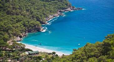 Güzelliği ile her sene binlerce yerli ve yabancı turiste ev sahipliği yapan Fethiye, koylarıyla da görenleri kendine hayran bırakıyor. Uzun bir deniz sezonu bulunan Fethiye’de kendini kocaman bir akvaryumda yüzüyor gibi hissedeceksin.