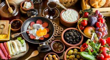 Gaziantep, sadece Türkiye'nin değil, dünyanın da gastronomi başkentlerinden biri olarak kabul ediliyor. Tarihi İpek Yolu'nun üzerinde yer alması, farklı kültürlerin lezzet miraslarının bu şehirde buluşmasına olanak sağladı. Gaziantep mutfağı, kendine özgü yemekleri ve tatları ile her yıl binlerce turisti ağırlarken, şehirdeki kahvaltı kültürü de bu zengin mirasın önemli bir parçasını oluşturuyor.