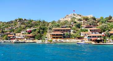 Birleşmiş Milletler Dünya Turizm Örgütü (UN Tourism), 2025 yılı için belirlediği "En İyi Turizm Köyleri" listesiyle turizmin farklı bir boyutunu gözler önüne seriyor. Bu özel tanıtma programı, sadece doğal güzelliklere değil, aynı zamanda ekonomik, sosyal ve çevresel sürdürülebilirliğe de odaklanıyor. Her kıtadan 270'ten fazla başvuru arasından 29 ülkeden seçilen 52 köy, geleneksel yaşam biçimleri, el sanatları ve yerel kültürlerini modern turizme yansımaları ile öne çıkıyor.