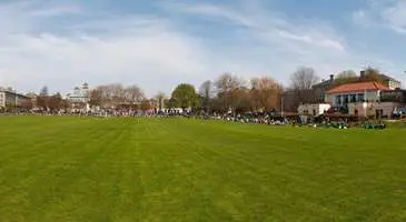 Üniversite yıllarında en çok vakit geçirilen yerler kampüsler. Bu yüzden her sene üniversite seçim zamanında aday öğrenciler kampüslere gidip bakmayı tercih ederler. Şehir şehir, okul okul gezemeyenler için dev hizmet! “Üniversite zamanları çok geride kaldı ama kampüsler nasıl acaba?” diyorsan sen de gel! Türkiye’nin en güzel üniversite kampüslerini senin için listeledim. Not: Sıralama alfabetik olarak yapıldı, yazılar da tamamen öznel bakış açısı. Kampüsler tabii ki önemli ama sen yine de eğitime öncelikli olarak bakmayı unutma :)