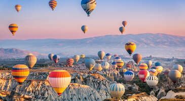 Her yıl binlerce yerli ve yabancı turiste ev sahipliğ yapan Kapadokya 60 milyon yıl önce volkanik patlamalar sonucu oluşan peribacaları ve kaya oluşumları ile 1985'te UNESCO Dünya Mirası Listesi'ne eklendi. Bu eşsiz doğa harikasını yerinde deneyimleyerek senin için keşfettim.