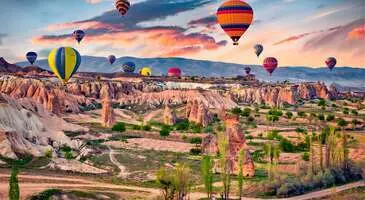 Büyüleyici bir doğa harikası, insanlık tarihinin önemli izlerini barındıran topraklar ve her mevsimi ayrı Güzel Atlar ülkesi Kapadokya... Dünyanın popüler seyahat rotalarından biri olan Kapadokya aslında yanı başımızda. Çünkü böylesi bir doğa güzelliğini bulmak zor. Milyonlarca yılda rüzgarın ve yağmurun aşındırmasıyla oluşmuş peribacaları, buradaki mağara evlerde yaşamış ilk Hristiyanlar, farklı kültürlerle harmanlamış bu topraklar gerçekten de görülmeye değer. Kapadokya'nın her mevsimi güzel ama sonbaharı bir başka güzel.