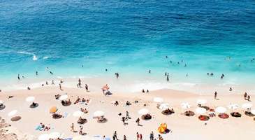 Bir şezlong, bir şemsiye, kıyıya vuran dalgalar ve bolca huzur... Günlük hayatın koşturmasından uzaklaşmak ve doğanın dinlendirici atmosferinde tatil yapmak için tek ihtiyacımız bunlar. Üstelik hem ülkemizde hem de dünyanın farklı yerlerinde denizin ve güneşin keyfini sürebileceğiniz benzersiz adresler var. Masmavi suları ve manzaralarıyla baş döndüren güzellikteki plajları turlamaya ne dersiniz?