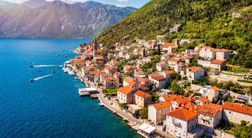 Karadağ, Adriyatik Denizi kıyısında, doğal g&uuml;zellikleri ve tarihi zenginlikleriyle b&uuml;y&uuml;leyici bir Balkan &uuml;lkesi. Mavi ile yeşilin buluştuğu Kotor K&ouml;rfezi ile t&uuml;m d&uuml;nyadan turistleri kendine &ccedil;eken Karadağ, gezginler tarafından da &ccedil;ok ziyaret ediliyor.&nbsp; Bu yazımızda Karadağ seyahatin i&ccedil;in g&uuml;ncel vize s&uuml;reci hakkındaki t&uuml;m sorulara yanıt vereceğiz. Karadağ&rsquo;a gitmek i&ccedil;in vize gerekliliği var mı? T&uuml;rkiye ile Karadağ arasında bir vize muafiyeti anlaşması bulunması sebebiyle hususi, hizmet ve umuma mahsus pasaport sahipleri, Karadağ&rsquo;a vize almadan girebiliyor. Fakat 2025 yılı itibarıyla g&uuml;ncel vize s&uuml;recinde Karadağ h&uuml;k&uuml;meti tarafından alınan karar doğrultusunda &uuml;lkeye girişte T&uuml;rkiye Cumhuriyeti vatandaşları i&ccedil;in ge&ccedil;ici vize uygulaması başlamış bulunuyor. Vize serbestliği rejimini ge&ccedil;ici s&uuml;reyle askıya alınmasının ardından bordo pasaport sahiplerinin vize alması gerekiyor. Yasal s&uuml;re&ccedil; 30 Ekim 2025 itibarıyla başladı. Karadağ ge&ccedil;ici vizesi nasıl alınır? Karadağ i&ccedil;in getirilen ge&ccedil;ici vize başvuruları, Karadağ'ın Ankara B&uuml;y&uuml;kel&ccedil;iliği veya İstanbul Başkonsolosluğu aracılığıyla alınabiliyor.&nbsp; Kimler vizesiz ge&ccedil;iş hakkına sahip?&nbsp; Diplomatik, hizmet ve hususi Pasaport hamilleri&nbsp;(180 g&uuml;n i&ccedil;inde 90 g&uuml;n&uuml; aşmamak kaydıyla)&nbsp; Karadağ&rsquo;da oturum iznine sahip olanlar (en az 3 ay s&uuml;reyle ge&ccedil;erliliği bulunan pasaport gerekli) Avustralya, Kanada, Japonya, Yeni Zelanda, İrlanda, Amerika Birleşik Devletleri, Birleşik Krallık ve Schengen B&ouml;lgesi &uuml;lkelerinde&nbsp;ge&ccedil;erli ve &ccedil;ok girişli&nbsp;vizesi&nbsp;bulunanlar (en fazla 30 g&uuml;n) Avustralya, Kanada, Japonya, Yeni Zelanda, İrlanda ve Schengen B&ouml;lgesi &uuml;lkelerinden oturum iznine sahip olanlar {insightBoxStart}Yazar Notu: Karadağ'ın Avrupa Birliği'ne (AB) aday &uuml;lke olması ve AB &uuml;lkeleriyle sınırı (Hırvatistan) olması nedeniyle, sınır g&ouml;revlileri zaman zaman &ccedil;ok dikkatli davranabiliyor. Bu nedenle sorun yaşanmaması i&ccedil;in giriş sırasında makul miktarda para bulundurmak, otel rezervasyonları ve d&ouml;n&uuml;ş biletlerini ibraz etmek gerekebilir.{insightBoxEnd} Karadağ vizesiz seyahat ile ilgili &ouml;nemli noktalar Karadağ&rsquo;a seyahat edecek reşit olmayan T&uuml;rk vatandaşlarının sınır kapılarında, ebeveynleri tarafından d&uuml;zenlenmiş, &uuml;lkeye seyahat nedenini ve bu seyahat s&uuml;resince kendilerine refakat edecek kişi veya kurumun isim ve a&ccedil;ık adresini i&ccedil;eren belgeyi ibraz etmeleri gerekiyor. Karadağ`da otel, hostel veya turistik bir tesisler dışında &ouml;zel ev kiralanması durumunda Karadağ`a giriş yapıldıktan sonra 24 saat i&ccedil;inde t&uuml;m şehirlerde bulunan turist bilgi ofislerine pasaportla birlikte m&uuml;racaat edilerek g&uuml;nl&uuml;k bir &uuml;cret karşılığında kayıt yaptırılması gerekiyor. Sağlık sigortası yaptırman her seyahatin i&ccedil;in bizece mutlaka olması gerekenler arasında yer alıyor. Karadağ uzun s&uuml;reli vize i&ccedil;in gerekli olan evraklar Karadağ vize başvuru formu. Seyahat d&ouml;n&uuml;ş tarihinden itibaren en az 6 ay ge&ccedil;erli pasaport. 35x45 mm &ouml;l&ccedil;&uuml;lerinde, beyaz fonlu ve g&uuml;ncel biyometrik fotoğraf. N&uuml;fus c&uuml;zdanı fotokopisi. N&uuml;fus kayıt &ouml;rneği. Konaklama rezervasyon belgeleri. Gidiş-d&ouml;n&uuml;ş u&ccedil;ak biletleri. Minimum 30.000 euro teminatlı seyahat sağlık sigortası. Son 3 aya ait g&uuml;ncel hesap hareketlerini g&ouml;steren banka hesap d&ouml;k&uuml;m&uuml;. Sigortalı &ccedil;alışanlar i&ccedil;in izin mektubu, maaş bordrosu, SGK hizmet d&ouml;k&uuml;m&uuml; ve işe giriş bildirgesi. Eğer varsa ara&ccedil; ruhsatı, tapu veya kira geliri gibi gayrimenkul belgeleri. Vize t&uuml;r&uuml;ne g&ouml;re &ccedil;alışma belgesi, &ouml;ğrenci belgesi, davetiye mektubu, ticari faaliyet belgeleri gibi ek evraklar. {insightBoxStart}İpucu: ENUYGUN&rsquo;dan kolayca u&ccedil;ak bileti alabilir, dilediğin yeri uygun fiyatlarla keşfedebilirsin. Şimdi seyahatinin ilk adımı olan Karadağ u&ccedil;ak bileti almak i&ccedil;in tıkla.{insightBoxEnd} {flight_search_form_banner} Karadağ&rsquo;a gitmeden &ouml;nce bilmen gerekenler Karadağ'ın resmi para birimi euro. Resmi dil Karadağca (Karadağ). Ayrıca Sırp&ccedil;a, Hırvat&ccedil;a ve Boşnak&ccedil;a da yaygın olarak konuşuluyor. Karadağ&rsquo;da Avrupa tipi prizler (Tip C ve Tip F, 230V) kullanılıyor. Karadağ&rsquo;da trafik cezaları &ccedil;ok ağır, bu nedenle hız limitlerine dikkat edilmesi gerekiyor. Yaz aylarında kıyı b&ouml;lgeleri olduk&ccedil;a kalabalık olabiliyor, konaklama i&ccedil;in &ouml;nceden rezervasyon yapılması &ouml;neriliyor. Avrupa Birliği &uuml;lkelerinin SIM kartları, Karadağ'da da ge&ccedil;erli.&nbsp; Karadağ&rsquo;ı keşfetmeye başlamaya hazır mısın? Karadağ&rsquo;da gezilecek yerler rehberimize linkten ulaşabilirsin.