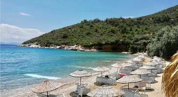 İzmir kıyılarının saklı cenneti olarak kabul edilen G&uuml;m&uuml;ld&uuml;r her tarafa yayılan mandalina bah&ccedil;eleri, mavi bayraklı plajları ve avantajlı konumuyla Ege&rsquo;de turizmin y&uuml;kselen değerlerinden biri. Menderes&rsquo;e bağlı olsa da Seferihisar&rsquo;a da son derece yakın olan G&uuml;m&uuml;ld&uuml;r, &Ouml;zdere, &Uuml;rkmez ve Doğanbey gibi turistik yerler de ev sahipliği yapıyor. Lebedos Antik Kenti&rsquo;nin &uuml;zerine kurulu olan ve k&ouml;kl&uuml; tarihiyle dikkat &ccedil;eken G&uuml;m&uuml;ld&uuml;r&rsquo;&uuml;n en sevilen plajlarını birlikte keşfedelim. 1. &Ccedil;ukuraltı Halk Plajı Menderes il&ccedil;e sınırlarında yer alan &Ccedil;ukuraltı Halk Plajı, G&uuml;m&uuml;ld&uuml;r&rsquo;&uuml;n mavi bayrak &ouml;d&uuml;ll&uuml; plajları arasında bulunuyor. Plajın uzunluğu 250 metre, genişliği ise 10 metre olmasına rağmen sakin ve kalabalıklardan uzak yapısını koruyor. &Ouml;zdere&rsquo;ye daha yakın olan &Ccedil;ukuraltı Halk Plajı&rsquo;na &uuml;cretsiz olarak giriş yapmak m&uuml;mk&uuml;n. Sahil kısmı t&uuml;m&uuml;yle kum olan bu yer, merkeze yaklaşık 65 kilometre uzaklıkta. Dilersen sandalye ve şemsiyeni yanında getirebilir dilersen de doğrudan burada yer alan tesisten şezlong ve şemsiye kiralayabilirsin. Suyu en kalabalık zamanlarda bile berrak kalabilen &Ccedil;ukuraltı Halk Plajı, Kalemlik Kampı ve Hipo Kamp gibi &uuml;cretli kamp işletmelerine de yakın. Konum Linki {calismasaatleri}Giriş &uuml;creti Şezlong + şemsiye 500 TL{/calismasaatleri} {insightBoxStart}Yazar Notu: İzmir-Aydın Otoyolu&rsquo;nu kullanıp G&uuml;m&uuml;ld&uuml;r &ccedil;ıkışına y&ouml;nelmelisin. Hemen sonrasında ise &Ouml;zdere y&ouml;n&uuml;ne d&ouml;nmelisin.{insightBoxEnd} 2. &Ouml;zdere Kalemlik Plajı &Ouml;zdere&rsquo;de hem g&uuml;n&uuml;birlik ziyaret&ccedil;ilerin hem de karavan ve &ccedil;adır kampı meraklılarının uğrayabileceği Kalemlik Plajı, &ccedil;evrenin en b&uuml;y&uuml;k mesire alanına ev sahipliği yapıyor. G&uuml;m&uuml;ld&uuml;r&rsquo;&uuml;n en eski plajları arasında olan Kalemlik Plajı, Kalemlik Kampı ya da Orman Kampı Plajı gibi isimlerle de anılıyor. Plaja g&uuml;n&uuml;birlik de gitsen kamp yapmak istesen mutlaka &uuml;cret &ouml;demen gerekiyor. Plaja girişler ormanlık alanda yer alan uzun bir patikanın sonunda yapılıyor. Bu yol &uuml;zerinde sincaplarla, farklı kuş t&uuml;rleri ile karşılaşabilirsin. İzmir merkezden buraya sadece piknik yapmak i&ccedil;in gelenler de oluyor. Hem piknik hem de deniz keyfi yaşamak istersen &Ouml;zdere Kalemlik Plajı&rsquo;na y&ouml;nelebilirsin. Ormanlık alanda fıstık &ccedil;amı ile kızıl&ccedil;am ve meşe ağa&ccedil;larının ağırlıkta olduğunu s&ouml;ylemek m&uuml;mk&uuml;n. Bu alanda mangal yapılmasına izin veriliyor. Bu sayede burada sevdiklerinle lezzetli bir sofra kurabilirsin. Ormanlık alanın sonunda plajı kuş bakışı g&ouml;rebilirsin. Birka&ccedil; basamak aşağıya indiğinde seni uzun bir sahil şeridi karşılıyor. Eski ismi Kesre Koyu olan bu yer ailelerin İzmir&rsquo;de en &ccedil;ok tercih ettiği yerler arasında bulunuyor. Kalabalık nedeniyle hafta sonlarında denizin &ccedil;ok&nbsp; da berrak olduğunu s&ouml;yleyemeyiz ancak suyun soğuk olmaması ve uzun s&uuml;re derinleşmemesi acemi y&uuml;z&uuml;c&uuml;ler ve &ccedil;ocuklu aileler i&ccedil;in sevilen bir unsur. Konum Linki {calismasaatleri}Giriş &uuml;creti Kişi başı giriş &uuml;creti 150 TL A&ccedil;ık olduğu saatler Giriş ve &ccedil;ıkışlar her g&uuml;n 08.00 ile 19.00 saatleri arasında yapılıyor.{/calismasaatleri} {insightBoxStart}Yazar Notu: Denizin en u&ccedil; kısmında yosunlar bulunuyor. Bu nedenle plajın orta b&ouml;l&uuml;mlerinde y&uuml;zmeni &ouml;neriyoruz.{insightBoxEnd} 3. Maydonoz Koyu Maydonoz Koyu, m&uuml;tevazi yapısıyla ziyaret etmeye değer G&uuml;m&uuml;ld&uuml;r plajları arasında bulunuyor. Yine &Ouml;zdere i&ccedil;inde yer alan bu koya gitmek adına Ahmetli y&ouml;n&uuml;ne gitmelisin. Şehir merkezinden G&uuml;m&uuml;ld&uuml;r y&ouml;n&uuml;ne doğru ilerlerken karşına &ccedil;ıkacak ilk plajlardan biri olan Maydonoz&rsquo;a girişler &uuml;cretsiz. Koy i&ccedil;inde ayrıca &uuml;cretli şezlong ve şemsiye kiralayan bir işletme de bulunuyor. Maydonoz Koyu&rsquo;nun kıyı kısımlarının taşlık olmasının yanında hızlı şekilde derinleşmesi aileler i&ccedil;in burayı pek cazip kılmıyor. &Ccedil;ok k&uuml;&ccedil;&uuml;k bir koy olan Maydonoz Koyu, Maydi Adası adıyla da biliniyor. Dilersen plajla aynı adı taşıyan k&ouml;y&uuml; de buraya gelmişken dolaşabilirsin. Bu arada kayalık alanların ve ağa&ccedil;ların varlığı, doğal bir g&ouml;lgelik oluşturuyor. Konum Linki {insightBoxStart}İpucu: En iyi otel fiyatlarını tek bir yerde g&ouml;rmek, se&ccedil;eceğin otel hakkında bilgi almak ve saniyeler i&ccedil;inde rezervasyon yapmak i&ccedil;in ENUYGUN'da G&uuml;m&uuml;ld&uuml;r otelleri araştırmasına başlayabilirsin.{insightBoxEnd} {hotel_search_form_banner} 4. Kargacık Koyu G&uuml;m&uuml;ld&uuml;r&rsquo;e geldiysen buranın en temiz koyları arasında ola Kargacık Koyu&rsquo;nu da ziyaret edebilirsin. Koyda şezlong ve şemsiye gibi temel ihtiya&ccedil;lara yanıt veren &ouml;zel bir tesis bulunuyor. Burada aynı zamanda tuvalet, duş ve soyunma kabinleri de mevcut.&nbsp; İşletmenin &ouml;zel bir b&ouml;l&uuml;m&uuml;nde dilersen mangal yapabiliyorsun. Fakat bunun i&ccedil;in bizzat işletme tarafından sunulan hazır mangallardan yararlanmalısın. Plajın giriş kısmında birka&ccedil; metre taşlık alana karşılaşsan da bu durum hemen değişiyor. Aktivitelerle dolu bir g&uuml;n ge&ccedil;irmek adına sevdiklerinle Kargacık Koyu&rsquo;na gelebilirsin. Havalimanına yaklaşık 40 kilometre uzaklıkta olan Kargacık Koyu&rsquo;nda yılın yaklaşık 6 ayı sorunsuz bir şekilde y&uuml;zmek m&uuml;mk&uuml;n. Konum Linki {calismasaatleri}Giriş &uuml;creti Kişi başı giriş &uuml;creti 250 TL{/calismasaatleri} Ege&rsquo;nin sularını keşfetmeye devam etmek istiyorsan İzmir&rsquo;de denize girilecek yerler yazımızı ka&ccedil;ırma!
