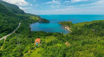 Kanyonlar, ahşap camiler, şelaleler ve mağaralar gibi pek çok turistik destinasyona ev sahipliği yapan Kastamonu'da mutlaka görmeniz gereken yerleri sizin için derledik. Kastamonu’nun en çok ziyaret edilen yerlerini keşfetmeye hemen başlayabilirsiniz.