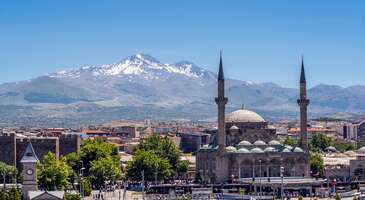 Erciyes Dağı’nın büyüleyici manzarası eşliğinde keşfe çıkabileceğin Kayseri, İç Anadolu'nun üçüncü büyük kenti olup aynı zamanda önemli bir sanayi ve ticaret merkezi olarak karşımıza çıkıyor. Erken Tunç Çağına uzanan 6000 yıllık uzun bir geçmişi olan ve her köşesinde bu zengin geçmişten izlerle karşılaşabileceğin Kayseri'nin, bir dönem Anadolu Selçuklu Devletine de başkentlik yaptığı biliniyor.