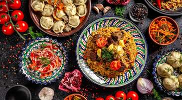 Orta Asya’nın gastronomi mirasını yüzlerce yıllık bozkır yaşamının dinamikleriyle bir araya getiren Kazakistan mutfağı, oldukça zengin bir yapıya sahip. Özellikle göçebe yaşam tarzının yarattığı koşullara göre şekillenen bu mutfağın merkezinde at, sığır ve koyun etinden yapılan ilginç yemekler bulunuyor.