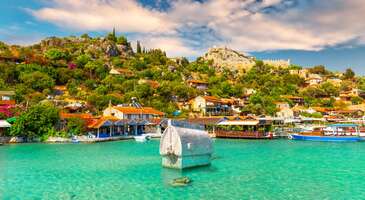 Hem karada hem de sular altında eşsiz bir tarihe ev sahipliği yapan Türkiye’de, depremler, baraj yapımları ve doğal değişimlerle meydana gelen birçok batık şehir bulunuyor. Kimisi tekne ile gezilebilir, kimisi ise tamamen suların derinliklerine karışmış batık şehirler, günümüzde turizmin en dikkat çeken rotaları arasında yer alıyor.