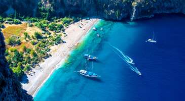 Türkiye'nin tatil gözdesi şehirlerinden biri olan Muğla, popüler tatil beldelerinin yanı sıra çok sayıda güzel koya sahip. Kalabalık ve gürültüden uzak, doğayla iç içe bir tatil arıyorsan Muğla’nın muhteşem koyları seni bekliyor.