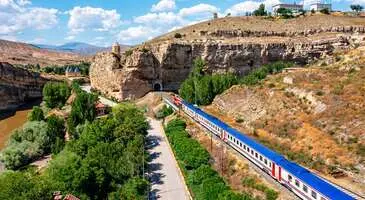 Sosyal medyanın gücüyle 1948 yılından bu yana hizmet veren Doğu Ekspresi treni sanki yeni bir güzergahmış gibi büyük ilgi görmeye başladı. Tren fotoğraflarının paylaşıldığı kareler beğeni rekoru kırınca bu tren turları da moda oldu. Ben de modaya uydum kendimi bir anda Kars turunda buldum.
