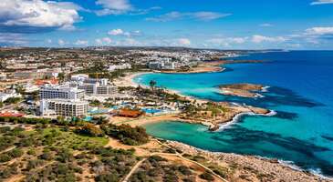 &ldquo;Yavru vatan&rdquo; olarak tanımladığımız Kıbrıs, Akdeniz&rsquo;in masmavi sularında harika bir tatil yapmak isteyenlerin aklına ilk gelen destinasyonlardan. &Ouml;zellikle T&uuml;rkiye&rsquo;den vize ya da pasaport olmadan ziyaret edilebildiği i&ccedil;in tatil yapmak i&ccedil;in T&uuml;rkiye&rsquo;nin pop&uuml;ler destinasyonlarına alternatif arayanlar tarafından tercih ediliyor. 5 yıldızlı l&uuml;ks Kıbrıs otelleri, her yıl T&uuml;rkiye&rsquo;den ve d&uuml;nyanın bir&ccedil;ok yerinden turistlere l&uuml;ks tatil anlayışını yaşatıyor. Ultra her şey dahil konseptte hizmet veren l&uuml;ks oteller, tatilini eğlenceli ge&ccedil;irmen i&ccedil;in bir&ccedil;ok aktivite ve konser de d&uuml;zenliyor. Herkesin mutlaka bir kez deneyimlemesi gereken Kıbrıs tatili i&ccedil;in otel arıyorsan senin i&ccedil;in en l&uuml;ks 10 Kıbrıs otelini listeledim. 10-The Colony Arkin Group Hotel &amp; Casino (9,0) Girne şehir merkezinde konumlanan The Colony Arkin Group Hotel &amp; Casino, mimari İngiliz k&uuml;lt&uuml;r&uuml;n&uuml;n izlerini ve Osmanlı&rsquo;nın ihtişamını bir arada yansıtıyor. Kıbrıs Limanı ve Bizans Kalesi&rsquo;nin yanı başında yer alan otelde t&uuml;m odalar, misafirlerin ihtiya&ccedil;ları g&ouml;z &ouml;n&uuml;nde bulundurularak dizayn edilmiş ve donatılmış. Kendine ait bir plajı bulunmayan The Colony Arkin Group Hotel &amp; Casino konuklarına &ouml;zel bir havuza sahip. The Piazza adındaki restoranı Kıbrıs&rsquo;ı ziyaret gelenler arasında pop&uuml;ler olan otelin &ccedil;atı katında da bir balık restoranı bulunuyor. Değişik kokteyller deneyebileceğin Misty Bar&rsquo;ı da &ccedil;ok seveceksin. Otelin spa ve sağlık merkezi de tatilinde kendini rahatlamış hissettirecek bir masaj deneyimi sunmak i&ccedil;in seni bekliyor. {hotel_search_form_banner} 9-Nuh&rsquo;un Gemisi Deluxe Hotel &amp; Spa (8,2) Karpaz Yarımadası&rsquo;nda konumlanan Nuh&rsquo;un Gemisi Deluxe Hotel &amp; Spa, Kıbrıs otelleri denilince ilk akla gelen otellerden. Gemi şeklindeki tasarımıyla &ouml;n plana &ccedil;ıkan otelde bulunan t&uuml;m odalar deniz manzaralı. Odaları l&uuml;ks olanaklarla donatılmış otelin farklı konseptlerle tasarlanan s&uuml;it odaları da bulunuyor. Ultra her şey dahil konseptiyle misafirlerin g&uuml;n boyu t&uuml;m ihtiya&ccedil;ları eksiksiz karşılanıyor. Otelde g&uuml;n boyu farklı aktiviteler ve akşam saatlerinde de ışık g&ouml;sterileri ve sahne şovları yapılan eğlenceli etkinlikler d&uuml;zenleniyor. &Ouml;zellikle bayram tatillerinde T&uuml;rkiye&rsquo;nin en &uuml;nl&uuml; sanat&ccedil;ıları Nuh&rsquo;un Gemisi Deluxe Hotel &amp; Spa sahnesinde ağırlanıyor. Tesisin Noah&rsquo;s Ark adındaki casinosu, Kıbrıs&rsquo;ın en se&ccedil;kin casinolarından biri olarak anılıyor. VIP alanı, restoranı ve barıyla &ouml;n plana &ccedil;ıkan gazinoda canlı oyun masaları ve son teknolojiye sahip slot makineleri herkesin eğlence anlayışına hitap edecek şekilde sunuluyor. 8-Kaya Artemis Resort &amp; Casino (9,0) Tarihi Artemis Tapınağı&rsquo;nın g&ouml;r&uuml;n&uuml;m&uuml;nde inşa edilmiş olan Kaya Artemis Resort &amp; Casino, Bafra&rsquo;da konumlanıyor. 739 odasında da l&uuml;ks bir tatilden beklenebilecek t&uuml;m olanakları fazlasıyla sunan tesis, en l&uuml;ks Kıbrıs otelleri arasında yer alıyor. Kendine ait &ouml;zel bir plajı bulunan otelde ultra her şey dahil konseptte hizmet alıp otelden &ccedil;ıkmadan tatilin keyfini s&uuml;rebilirsin. &Ccedil;ocuk misafirlerin konforunu ve eğlencesini de &ouml;n plana koyan otelin aquaparkı ve &ccedil;ocuk kul&uuml;b&uuml;, t&uuml;m yaşlardaki &ccedil;ocuk misafirlere hitap edecek aktiviteler d&uuml;zenliyor. 3600 metrekarelik bir alan kurulmuş olan Artemis Casino, VIP salonu ve canlı oyun masalarıyla eğlence sever yetişkinleri ağırlıyor. Otel &ccedil;alışanlarının ilgisi, yemeklerin lezzeti ve l&uuml;ks olanaklarıyla misafirlerinin olumlu yorumlarını toplayan Kaya Artemis Resort &amp; Casino, Kıbrıs&rsquo;ta aradığın l&uuml;ks tatilin kapılarını aralayacak. 7-Merit Crystal Cove Hotel &amp; Casino (9,4) Zephyros Koyu&rsquo;nda konumlanan Merit Crystal Cove Hotel &amp; Casino, Girne merkeze 10, Ercan Havalimanı&rsquo;na 45 kilometre uzaklıkta. Yeşille mavinin bir araya gelip harika bir manzara oluşturduğu noktada bulunduğu i&ccedil;in odalarının &ccedil;oğu deniz manzaralı ve odasından manzarayı izlemek isteyenler i&ccedil;in t&uuml;m odalar balkonlu. Ultra her şey dahil konseptiyle hizmet veren otelde havuz ve plaj kenarında isteklerini hızla karşılayabilmen i&ccedil;in barlar bulunuyor. Tesisin kendine ait kum plajı ve iskelesi bulunması da tesisin en &ccedil;ok tercih edilen Kıbrıs otellerinden biri olmasına katkı sağlıyor. Konumu, denizi ve hizmet kalitesi ile misafirlerinden tam puan alan Merit Crystal Cove Hotel i&ccedil;in erken rezervasyon yaptırmakta fayda var. 6-Les Ambassadeurs Hotel &amp; Casino (8,9) Girne&rsquo;de konumlanan Les Ambassadeurs Hotel &amp; Casino, 70 odasıyla l&uuml;ks bir butik otel konseptinde beach resort olarak hizmet veriyor. Denize sıfır bir noktada bulunan otelin t&uuml;m odaları deniz manzaralı. Standart ve s&uuml;it odalarının yanı sıra villa se&ccedil;eneğini de sunuyor. Villaların terasları g&uuml;neşlenmek i&ccedil;in yeterince geniş ve terastan direkt olarak denize girebiliyorsun. Kendine ait plajında şezlong ve şemsiyelerden &uuml;cretsiz faydalanabileceğin Les Ambassadeurs Hotel &amp; Casino, geniş bir havuza da sahip. G&uuml;n boyu plaj ya da havuz kenarında eğlendikten sonra otelde d&uuml;zenlenen aktivitelere katılabilir ya da otelin 4000 metrekarelik bir alana yayılan casinosuna gidebilirsin. Farklı turnuvaların d&uuml;zenlendiği casinoda &ouml;zel g&uuml;nlerde &uuml;nl&uuml; sanat&ccedil;ılar da sahne alıyorlar. 5-Concorde Luxury Resort &amp; Casino Cyprus (8,9) Bafra&rsquo;da konumlanan Concorde Luxury Resort &amp; Casino, eşsiz bir resort otel deneyimi yaşayabileceğin bir tesis. Deluxe odalar ve s&uuml;itleriyle l&uuml;ks ve konforlu bir tatili bir arada sunan otelde ailenizle birlikte rahat&ccedil;a konaklayabileceğiniz s&uuml;itler de bulunuyor. Aile havuzuna kurulan aile s&uuml;itlerini tercih edersen odandan direkt olarak havuza girebilirsin.&nbsp; &Ccedil;ocuklarının tatilden keyif almasını istiyorsan kesinlikle bu oteli tercih etmelisin &ccedil;&uuml;nk&uuml; otel, Kıbrıs&rsquo;ta bir otelin b&uuml;nyesinde bulunan en b&uuml;y&uuml;k &ccedil;ocuk kul&uuml;b&uuml;ne sahip. Ultra her şey dahil konseptte hizmet veren otelin kendine ait plajında bulunan barda tatilini keyifli hale getirecek kokteylleri de deneyebilirsin. 5500 metrekarelik bir alanı kaplayan Concorde Casino, Kıbrıs&rsquo;ta bulunan en ferah ve en geniş casinolardan biri. Canlı oyun masaları, 5 ayrı VIP oyun odası ve en yeni teknolojiye uygun makineleriyle t&uuml;m misafirlerin beğenisini topluyor. 4-Limak Cyprus Deluxe Hotel (9,0) Bafra&rsquo;da konumlanan Limak Cyprus Deluxe Hotel, en g&uuml;zel Kıbrıs otelleri arasında yer alıyor. Otelin &ldquo;sıcak konukseverlik ve m&uuml;kemmel hizmet&rdquo; vaadiyle sunduğu ultra her şey dahil konseptte hizmet anlayışı, misafirler tarafından da tam puanla değerlendiriliyor. Kendine ait bir plajı olan tesisin ailece tatile gelenlerin rahat konaklaması i&ccedil;in tasarlanmış aile odaları ve balayı &ccedil;iftleri i&ccedil;in &ouml;zel hazırlanmış s&uuml;it odaları bulunuyor. &Ccedil;ocuk misafirlerinin eğlencesini de &ouml;n planda tutan otelde &ccedil;ocuk kul&uuml;b&uuml;, aquapark ve oyun alanlarının yanında odada &ccedil;ocuk bakım hizmeti de sunuluyor. Limak Cyprus Deluxe Hotel, her yaştan misafiri i&ccedil;in eğlenceli aktiviteler de d&uuml;zenliyor. 3-Cratos Premium Hotel &amp; Casino &amp; Spa (9,1) Adından da anlaşılacağı &uuml;zere &ldquo;Premium&rdquo; hizmet sunan Cratos Premium Hotel &amp; Casino &amp; Spa, Girne&rsquo;de konumlanıyor. Denize sıfır olan otelde bulunan odalar ve s&uuml;itlerin yanında bir de Maldivler ve Seyşeller&rsquo;de g&ouml;rmeye alışkın olduğumuz villalar mevcut. Denizin ortasına kurulmuş olan bu villalar sayesinde Kıbrıs&rsquo;ta tropik ada tatilinin tadını &ccedil;ıkarabilirsin. Ultra her şey dahil konseptin tam anlamıyla yaşayabileceğin otelde sınırsız eğlence imkanı bulabilirsin. Eğlence merkezi Port Cratos adıyla anılan tesiste denizin &uuml;zerine kurulmuş Las Vegas bir eğlence adası olan Coco Bongo, farklı performanslarla eğlencenin nabzının tutulduğu Cage Club, gece kul&uuml;b&uuml; &nbsp;Mad Club misafirlerin en sevdiği yerlerden. Port Cratos&rsquo;ta aynı zamanda China Rouge, Golden Cage, Mey Blue, Ocakbaşı Restaurant gibi farklı lezzetlerin tadına bakabileceğin mekanlar da var. Otelin casinosu da l&uuml;ks hizmet anlayışıyla VIP lounge ve y&uuml;ksek limitli oyun masaları gibi imkanlar sunuyor. Y&uuml;ksek b&uuml;t&ccedil;elerde oynamak istemeyenleri de d&uuml;ş&uuml;nen casinoda slot makineleri ve masa oyunları da bulunuyor. 2-Merit Royal Premium Hotel Casino (9,2) Kıbrıs&rsquo;ta bulunan en l&uuml;ks oteller arasında yer alan Merit Royal Premium Hotel Casino, Girne&rsquo;de konumlanıyor. Deluxe odalar ve s&uuml;itlerinin yanında 6 tane da kral dairesi se&ccedil;eneği sunan otelin t&uuml;m odalarında l&uuml;ks ve konforun bir araya gelişinin tadını &ccedil;ıkarabilirsin. Ultra her şey dahil konseptte hizmet veren otelin kendine ait plajı ve iskelesi sayesinde denize keyifle girebilirsin. Otelin 3500 metrekarelik alana yayılan spa merkezinde masaj yaptırabileceğin gibi sağlıklı yaşam merkezinden de faydalanabilirsin. Otelde farklı mutfaklardan lezzetleri deneyimleyebileceğin restoranlar bulunduğu gibi a&ccedil;ık b&uuml;fe konseptinde hizmet veren restoranında senin tercihlerine &ouml;zel lezzetler de hazırlanıyor. 1-Kaya Palazzo Resort &amp; Casino (9,5) Kıbrıs&rsquo;ın en l&uuml;ks 10 oteli listesinde 1. sırada yer alan Kaya Palazzo Resort &amp; Casino yedi yıldızlı otel ve Girne&rsquo;de konumlanıyor. G&ouml;rkemli bir mimariye sahip olan otelde t&uuml;m misafirlere ayrıcalıklı hizmet ediliyor. Deluxe ve s&uuml;it odalarında ihtiyacın olabilecek her şeye erişmenin kolaylığını yaşayabilirsin. Tesiste aynı zamanda odandan direkt olarak havuza girebileceğin Swim Up s&uuml;it odalar da bulunuyor. &Ccedil;ok geniş bir alanda olmasına rağmen az sayıda odası olduğu i&ccedil;in kalabalıktan bunalmadan ve t&uuml;m imkanlardan faydalanarak ultra her şey dahil konseptte hizmet alabilirsin. Kaya Palazzo Resort &amp; Casino, sadece yetişkinlerin kullanımına &ouml;zel havuzuyla &ccedil;ocuk misafirlerden uzakta konaklamak isteyenleri de d&uuml;ş&uuml;n&uuml;yor. Bu nedenle de Kıbrıs&rsquo;ın en &ccedil;ok tercih edilen balayı otelleri arasında bulunuyor. Otelin kendine ait plajı ve iskelesinde masmavi denizin tadını rahat&ccedil;a &ccedil;ıkarabilirsin. Yılbaşı ve bayram gibi &ouml;zel g&uuml;nlerde T&uuml;rkiye&rsquo;nin en &uuml;nl&uuml; şarkıcılarının sahne aldığı otelin casinosu da olduk&ccedil;a b&uuml;y&uuml;k ve oyun masaları, slot makineleri ve VIP odalarıyla l&uuml;ks hizmet anlayışına uygun bir şekilde &ccedil;alışıyor.
