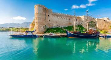 Eylül ayıyla birlikte havalar biraz soğumaya başlar. Sonbalar başlangıcı bizi biraz kışa hazırlasa da güneye indiğinizde hale yazdan kalma günlerle karşılaşırsınız. Eylül ayında hala yaza dönmek sıcak, güneşli, keyifli bir tatil geçirmek isterseniz tatil rotanıza Kıbrıs’ı mutlaka ekleyin.