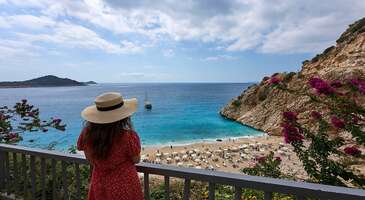 Hepimiz zaman zaman yaşadığımız yerden sıkılıyor ve kendimizi doğanın huzur veren atmosferine bırakmak için sabırsızlanıyoruz. Tam da böyle anlarda gelebileceğiniz bu harika yerlerden birini seçin ve daha adım atar atmaz etrafınızı saracak sakinliğin keyfini çıkarın.