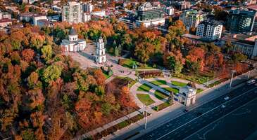Moldova T&uuml;rkiye Cumhuriyeti vatandaşları i&ccedil;in vize istemeyen &uuml;lkeler arasında yer alıyor. 19 Şubat 2019 tarihinde T&uuml;rkiye ve Moldova arasında imzalanan anlaşma sayesinde diplomatik, hizmet ve hususi pasaport sahibi T&uuml;rk vatandaşları, 90 g&uuml;ne kadar olan seyahatlerinde vizeden muaf tutuluyor. Moldova ayrıca &ccedil;ipli kimlik kartın ile de gidebileceğin &uuml;lkeler arasında bulunuyor. Moldova seyahatin i&ccedil;in ihtiyacın olacak t&uuml;m detayları bu i&ccedil;eriğimizde bulabilirsin.&nbsp;&nbsp; Moldova vize muafiyetinin kapsamı nedir? Avrupa'da Balkanlar'ın kuzeyinde Ukrayna ile Romanya arasında kalan ve denize kıyısı olmayan k&uuml;&ccedil;&uuml;k bir kara &uuml;lkesi olan Moldova&rsquo;ya gitmek i&ccedil;in vize gerekmese de bilmen gereken birka&ccedil; detay bulunuyor. Seyahatin i&ccedil;in bilmen gerekenler ise ş&ouml;yle; 90 g&uuml;n kuralı: Moldova vize muafiyeti, 180 g&uuml;n i&ccedil;inde toplam 90 g&uuml;n&uuml; aşmayan seyahatler i&ccedil;in ge&ccedil;erli. Seyahat belgesi: T&uuml;rkiye Cumhuriyeti vatandaşları, Moldova'ya giriş yapmak i&ccedil;in ge&ccedil;erli bir pasaport veya yeni &ccedil;ipli kimlik kartını yanlarında bulundurmalılar. Seyahat amacı: Eğitim, &ccedil;alışma, uzun s&uuml;reli kalış, turizm, aile ziyaretleri ve kısa s&uuml;reli iş seyahatleri gibi farklı ama&ccedil;larla seyahat edecek kişilerin, seyahat amacına uygun vize veya izin alması gerekiyor. {insightBoxStart}İpucu: ENUYGUN&rsquo;dan kolayca u&ccedil;ak bileti alabilir, dilediğin yeri uygun fiyatlarla keşfedebilirsin. Şimdi seyahatinin ilk adımı olan Moldova u&ccedil;ak bileti almak i&ccedil;in tıkla.{insightBoxEnd} {flight_search_form_banner} Moldova vize muafiyeti hakkında &ouml;nemli notlar Uzun s&uuml;reli konaklamalar: 90 g&uuml;n&uuml; aşan s&uuml;reli konaklamalar veya &ccedil;alışma amacıyla yapılacak seyahatler i&ccedil;in Moldova Konsolosluğu'na başvurarak vize alman gerekiyor. Değişiklikler: Vize muafiyeti anlaşmaları zaman zaman değişebiliyor. Bu nedenle seyahatinden &ouml;nce g&uuml;ncel bilgileri, T.C. Dışişleri Bakanlığı veya Moldova Konsolosluğu'ndan kontrol etmen &ccedil;ok &ouml;nemli. Moldova &uuml;zerinden transit ge&ccedil;işlerde vizesiz mi? Eğer Moldova &uuml;zerinden başka bir &uuml;lkeye ge&ccedil;iş yapmak istersen o zaman vize ihtiyacın olabilir. Bunun i&ccedil;in de Havalimanı Transit Vizesi olan Moldova A Tipi Vize&rsquo;ye başvurman gerekiyor. Bu vize ile en fazla 5 g&uuml;n s&uuml;reyle havalimanının transit ge&ccedil;iş b&ouml;l&uuml;m&uuml;nde bulunabilirsin. Karadan gideceksen de vize durumun değişebilir. Bunun i&ccedil;in Moldova B Tipi Vizesi alman gerekebilir. Yine aynı şekilde 5 g&uuml;nl&uuml;k hak tanıyan Moldova B Tipi Vizesi transit kara ge&ccedil;işlerinde ihtiyacın olacak vize t&uuml;rlerinden.&nbsp; Moldova vizesi i&ccedil;in gerekli belgeler Turistik gezileri haricinde daha uzun s&uuml;reli ya da farklı seyahat amacı ile Moldova&rsquo;ya gitmek istersen o zaman vizeye ihtiyacın olabilir. Bunun i&ccedil;in gerekli belgeler ise ş&ouml;yle; Pasaport: Seyahatin bitiş tarihinden sonra en az 3 ay daha ge&ccedil;erlilik s&uuml;resi olan bir pasaportun olması gerekiyor.&nbsp; Vize başvuru formu: Moldova konsolosluğu veya vize başvuru merkezinden aldığın vize başvuru formunu eksiksiz ve doğru bir şekilde doldurmalısın. Biyometrik fotoğraf: Son 6 ay i&ccedil;inde &ccedil;ekilmiş, beyaz fon &uuml;zerinde ve belirtilen &ouml;l&ccedil;&uuml;lerde bir fotoğrafın olmalı. Hesap d&ouml;k&uuml;m&uuml;: Banka hesap d&ouml;k&uuml;mleri, seyahat masrafların karşılayabileceğin g&ouml;steren belgeler. Konaklama bilgileri: Moldova'da nerede kalacağını g&ouml;steren otel rezervasyonu veya davet mektubu. Seyahat sağlık sigortası: Seyahatin boyunca ge&ccedil;erli olacak bir seyahat sağlık sigortası poli&ccedil;esi. Ulaşım biletleri: Gidiş-d&ouml;n&uuml;ş u&ccedil;ak bileti rezervasyonu veya diğer ulaşım belgeleri. &Ccedil;alışma ya da eğitim bilgisi: &Ouml;ğrenciysen &ouml;ğrenci belgesi, &ccedil;alışıyorsan firma belgesi. N&uuml;fus c&uuml;zdanı fotokopisi: N&uuml;fus c&uuml;zdanın fotokopisini yanında bulundurmanı &ouml;neririz. Vizesiz Moldova seyahatin i&ccedil;in keşif noktaları Moldova&rsquo;da gezilecek yerler i&ccedil;eriğimizde. &Uuml;lkenin k&uuml;lt&uuml;rel ve doğal g&uuml;zelliklerini keşfetmek i&ccedil;in senin i&ccedil;in hazırladığımız listeye g&ouml;z at!