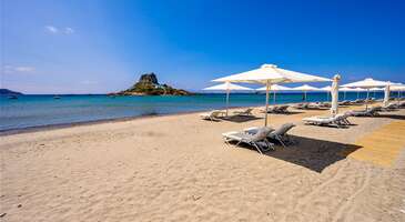 Bodrum Yarımadası’nın hemen karşısında yer alan Kos Adası, günlük ziyaretler için oldukça ideal bir durak. Ege kıyılarının en şirin adalarından biri olarak öne çıkan Kos beyaz renkli binaları, tertemiz plajları, lezzetli yemekleri ve ilgi çekici tarihiyle çok sayıda ziyaretçi ağırlıyor.