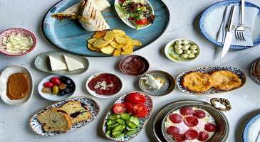 İstanbul'un Avrupa Yakası, sadece tarihi ve kültürel zenginlikleriyle değil, aynı zamanda birbirinden güzel kahvaltı mekanlarıyla da öne çıkıyor. İster Boğaz manzaralı bir yerde, ister sakin bir bahçede, istersen de şehrin hareketli sokaklarında kahvaltı etmek istiyor ol, Avrupa Yakası'nda damak tadına hitap eden bir mekan bulmak mümkün. Bu yazıda, lezzetli kahvaltı seçenekleri sunan ve gününü güzelleştirecek en iyi Avrupa Yakası kahvaltı mekanlarını keşfedeceksin. Hazırsan kahvaltı mekanlarını keşfetmeye başlayalım.
