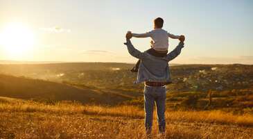 Babalar G&uuml;n&uuml; kapıda, babanla ortak zevklerinize uygun bir tatil planı yapmak i&ccedil;inse en uygun zaman şimdi. Senin i&ccedil;in &ccedil;eşit &ccedil;eşit temayla donatılmış bir liste hazırladım. İstersen Babalar G&uuml;n&uuml;'n&uuml;n olduğu hafta sonu gidin, istersen Enuygun Hediye Kart armağan ederek dilediğin bir zaman. Hadi başlayalım! Maceracı babalara &ouml;zel Herkesin babası kendisi i&ccedil;in bir s&uuml;per kahraman olabilir. Ancak bazı babalar var ki hareketli yaşamı, maceralı tatilleri &ccedil;ok sever! Kahramanınla yepyeni bir macera yaşamak i&ccedil;in &uuml;lkemizdeki gidebileceğin en g&uuml;zel yerlerden biri Fethiye. Ekstrem sporların en bol &ccedil;eşidini bulabileceğin Fethiye&rsquo;ye &uuml;lkemizin neredeyse her yerinden direkt otob&uuml;s bulabilirsin. &ldquo;Yol &ccedil;ok uzun ben u&ccedil;akla giderim&rdquo; dersen de Dalaman'a u&ccedil;ak bileti bakabilirsin. Yama&ccedil; paraş&uuml;t&uuml;nden su sporlarına, tırmanıştan jip safariye kadar geniş bir yelpazeye sahip ekstrem sporlarla heyecanlı bir tatil ge&ccedil;irebilirsin. {flight_search_form_banner} Sakin tatil seven babalara &ouml;zel Hepimizin zaman zaman kafa dinlemeye ihtiyacı oluyor. Babalarımızınsa bazen bizden daha fazla&hellip; Eğer baban daha sessiz sakin bir ortamda, baş başa birka&ccedil; g&uuml;n ge&ccedil;irmek isterse onu G&ouml;k&ccedil;eada&rsquo;ya g&ouml;t&uuml;rmenin tam sırası! T&uuml;rkiye&rsquo;nin en b&uuml;y&uuml;k adası olan G&ouml;k&ccedil;eada, &uuml;lkemizin &ldquo;Sakin Şehir&rdquo; unvanını almış yerlerinden biri. Denizi ve ormanlarıyla b&uuml;y&uuml;leyici bir masalın orta yerine d&uuml;şm&uuml;ş hissiyatı yaşatan adada organik tarım da yapılıyor. Pazarlardan alabileceğin bu taze &uuml;r&uuml;nler i&ccedil;in bavulunda yer ayırmayı ihmal etme derim. G&ouml;k&ccedil;eada&rsquo;da T&uuml;rkiye&rsquo;nin ilk ve tek sualtı m&uuml;zesini gezebilir, eşsiz koyların tadını &ccedil;ıkarabilir, eski Rum k&ouml;ylerini ziyaret ederek sakin bir tatil ge&ccedil;irebilirsin. Konaklamak i&ccedil;in de dilersen bu Rum k&ouml;ylerindeki tarihi taş konakları tercih edebiliyorsun. Yemekten keyif alan babalara &ouml;zel T&uuml;rk Mutfağı, yemekten ne kadar keyif alan bir toplum olduğumuzun kanıtı. Eğer baban da mutfağımızın zengin &ccedil;eşitlerinden tatmaya meraklıysa onu &uuml;lkemizin yemekleriyle &uuml;nl&uuml; şehirlerinden birine g&ouml;t&uuml;rmeye ne dersin? Gaziantep bunun i&ccedil;in en uygun şehirlerden biri! Bir hafta sonunu ayırarak gezebileceğin bu enfes şehrin doğal ve tarihi g&uuml;zellikleri, en az yemekleri kadar dikkat &ccedil;ekici. Zeugma Mozik M&uuml;zesi, Gaziantep Emine G&ouml;ğ&uuml;ş Mutfak M&uuml;zesi ve Bakırcılar &Ccedil;arşısı mutlaka gezmenizi &ouml;nereceğim yerlerden. &ldquo;Bize yemek s&ouml;z&uuml; verildi&rdquo; dersen haklısın, bunun i&ccedil;in de &ouml;nerilerim olacak. İmam &Ccedil;ağdaş, Kebab&ccedil;ı Halil Usta, Bayazhan Restaurant, Metanet Lokantası ve Kahveci Fayat Usta şehirde bulabileceğin en iyi yerlerden birka&ccedil;ı. Ancak daha deneysel ilerlemek istersen Antep&rsquo;in neredeyse b&uuml;t&uuml;n yiyecek-i&ccedil;ecek mekanlarında lezzetli bir şeyler bulabileceğine eminim. Gaziantep&rsquo;te konaklamak i&ccedil;in ilk tercihin taş konaklar olabilir. Tarihi dokuyu t&uuml;m&uuml;yle korumuş bu yapılar kadar şehir merkezinde yer alan oteller de ilgi g&ouml;r&uuml;yor. En uygun fiyatlı ve temalı otelleri g&ouml;rmek i&ccedil;in buraya bir g&ouml;z atabilirsin. Doğasever babalara &ouml;zel Doğada vakit ge&ccedil;irmek insanlara hep huzur vermiştir. Babanla doğada ge&ccedil;ireceğin birka&ccedil; g&uuml;n, şehir hayatından uzaklaşıp rahatlamanızı sağlayabilir. Sessizliği ve oksijeni bol bir tatil i&ccedil;in Yalova Erikli&rsquo;yi tercih edebilirsin. Yalova &Ccedil;ınarcık&rsquo;tan dolmuşlarla veya &ouml;zel aracınla ulaşabileceğin Erikli Yaylası, kamp&ccedil;ıların ve g&uuml;n&uuml;birlik&ccedil;ilerin g&ouml;zdesi. Alanın genişliği sebebiyle dilersen kamp alanında kalabilir, dilersen doğa i&ccedil;erisinde &ccedil;adır kurabilirsin. B&ouml;lgede bir restoran dışında alışveriş i&ccedil;in yer olmaması sebebiyle en yakın k&ouml;ye inmen gerekebilir. Bu y&uuml;zden &ouml;nerim, Erikli&rsquo;ye &ccedil;ıkmadan &ouml;nce alışverişini tamamlaman y&ouml;n&uuml;nde. &Ccedil;ifte Şelale adı verilen mesire alanı hem sıcak havalarda serinlemeni sağlayacak şelalelere hem de keyifli bir doğa y&uuml;r&uuml;y&uuml;ş&uuml; rotasına sahip. Şelalenin d&ouml;k&uuml;ld&uuml;ğ&uuml; yerden nehri takip ederek orman i&ccedil;erisinde y&uuml;r&uuml;y&uuml;ş yapabilirsin. Bu y&uuml;r&uuml;y&uuml;ş&uuml;n&uuml; uzatarak veya Erikli girişinden araba ile Dipsiz G&ouml;l&rsquo;e de ulaşabilirsin. Deniz ve g&uuml;neşin tadını &ccedil;ıkarmak isteyen babalara &ouml;zel Deniz-kum-g&uuml;neş &uuml;&ccedil;l&uuml;s&uuml; yaz tatillerinin akla ilk gelen se&ccedil;enekleri. Bu &uuml;&ccedil;l&uuml;n&uuml;n akla ilk getirdiği şehir ise tabii ki Antalya :) Eğer babanla her şey dahil sisteminin konforunda zaman ge&ccedil;irmek istersen Antalya&rsquo;nın &ccedil;eşitli turistik beldelerinde sayısız otel bulabilirsin. Belek, Beldibi, Kemer, Side ve Kundu&rsquo;da renkli temaları ve kusursuz hizmet anlayışı ile sizi bekleyen otellerden zevkine ve cebine en uygun olanı sen se&ccedil;! A la carte restoranlar, a&ccedil;ık b&uuml;fe kahvaltılar, havuz başında bulunan barlar, g&uuml;n boyu s&uuml;ren aktivitelerle keyifli ve dinlendirici bir tatil vadeden otellerde t&uuml;m g&uuml;n&uuml;n&uuml; ge&ccedil;irebileceğin gibi yakında bulunan tarihi ve doğal g&uuml;zellikleri de ziyaret edebilirsin. Tarih seven babalara &ouml;zel Yaşadığımız topraklar binlerce yıllık medeniyet tarihinden izler taşıyor. Babanla birlikte bu tarihi yerlerden birini gezerek kısa bir tatil yapmak istersen benim size &ouml;nerim Kapadokya olur. &ldquo;G&uuml;zel Atlar Diyarı&rdquo; olarak da bilinen Kapadokya tarihi ve doğal g&uuml;zellikleriyle sizi binlerce yıl &ouml;nceki yaşamla tanıştırıyor. B&ouml;lgenin meşhur peri bacalarını &ccedil;oğu yerde g&ouml;rebilirsin. Peri bacalarını yakından g&ouml;r&uuml;p ziyaret etmek istersen Paşabağı&rsquo;na gitmelisin. Kaymaklı Yeraltı Şehri, G&ouml;reme A&ccedil;ık Hava M&uuml;zesi ve U&ccedil; Hisar Kalesi de mutlaka ziyaret etmen gereken yerlerden. Eski mağaralardan d&ouml;n&uuml;şt&uuml;r&uuml;lerek yapılmış otellerde konaklayarak bu tarih temalı gezinizi hoş bir şekilde tamamlayabilirsin. Havuzu olan Kapadokya otellerinden birini tercih edersen a&ccedil;ık havuzda serinleyebilir, kapalı havuzda d&ouml;rt mevsim y&uuml;zmenin tadını &ccedil;ıkarabilirsin. Kapadokya&rsquo;ya gelmişken sıcak hava balonuna binmeden olmaz! G&uuml;n&uuml;n ilk ışıklarıyla havalanan balonlar hakkında bilgi almak i&ccedil;in otel resepsiyonuna danışmalısın. Eğer babanla eğlenceli bir gece ge&ccedil;irmek isterseniz T&uuml;rk gecesi etkinliklerinde geleneksel g&ouml;steriler, leziz y&ouml;resel yiyecek ve i&ccedil;ecekler de sizi bekliyor!