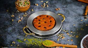 T&uuml;rkiye&rsquo;nin en &ccedil;ok turist &ccedil;eken b&ouml;lgelerinden biri olan Akdeniz b&ouml;lgesi sadece gezilecek g&ouml;r&uuml;lecek yerleriyle değil, lezzetleriyle de &uuml;nl&uuml;. Y&ouml;resel lezzetlere d&uuml;şk&uuml;n olanlar i&ccedil;in Akdeniz b&ouml;lgesinin en g&uuml;zel yemeklerini listeledik. Hatay kebabı Hatay kebabı ya da diğer ismiyle tepsi kebabı, kıymayla yapılan bir kebap t&uuml;r&uuml;. Kıyma ve baharat karışımı tepsiye bastırılarak yerleştirilir ve kenarları ile &uuml;zerine domates biber konur. Fırına verilerek pişirilir. Hatay&rsquo;da bu kebaplar odun fırınlarında pişirilir. Yemeğe en b&uuml;y&uuml;k lezzeti de odun fırının aroması katar.&nbsp; Hatay'ın kebabı dışındaki t&uuml;m g&uuml;zellikleri Hatay'da gezilecek yerler i&ccedil;eriğimizde.&nbsp; {flight_search_form_banner} Humus Humus, T&uuml;rkiye&rsquo;den L&uuml;bnan&rsquo;a kadar uzanan Doğu Akdeniz &ccedil;anağının &ouml;nemli bir yemeği. Nohut ve tahinle yapılır. &Uuml;zerine dileyen pastırma da katılabilir ancak Akdeniz b&ouml;lgesinde &uuml;zerine yağda kızartılmış &ccedil;am fıstığı konur. Tahinli kabak tatlısı Kabak tatlısı yurdumuzun her y&ouml;resinde yapılır ancak Akdeniz usul&uuml; kabak tatlısını farklı kılan detayları var. Antalya y&ouml;resinde kabak tatlısı &uuml;zerine tahin ve ceviz konuluyor. Hatay y&ouml;resinde ise normal kabak tatlısının yanı sıra, kire&ccedil;te bekletilmiş daha sert ve farklı bir tadı olan kabak tatlısı da yapılır. Tahinli piyaz Akdeniz&rsquo;e &ouml;zg&uuml; bu piyaz t&uuml;r&uuml; lezzetini tahinden alır. Normalde fasulye piyazlık haşlanır, i&ccedil;ine k&uuml;&ccedil;&uuml;k k&uuml;&ccedil;&uuml;k doğranmış domates, biber ve yumurta konur. &Uuml;zerine tahin ve cevizle karıştırılmış tarator sos eklenir. Tahinli piyaz &ouml;zellikle Antalya&rsquo;da o kadar &ccedil;ok seviliyor ki sadece piyaz yemek i&ccedil;in bile lokantara giden var. Aksu Şimşek K&ouml;fte Piyaz, Şiş&ccedil;i İbo, Piyazcı Ahmet gibi lokantalarda bu lezzetli tatmalısın. Bu piyaz &ouml;zellikle Antalya'da &uuml;nl&uuml;. Antalya'nın piyazının yanı sıra en &ouml;ne &ccedil;ıkan noktaları ise Antalya'nın pop&uuml;ler tatil yerleri i&ccedil;eriğimizde.&nbsp; K&uuml;nefe Akdeniz mutfağının en meşhur tatlısıdır k&uuml;nefe. Kadayıfla yapılan k&uuml;nefenin en &ouml;nemli &ouml;zelliği arasına konulan tuzsuz peyniri. Bu &ouml;zel peynir pişince eriyerek tatlıya bambaşka bir lezzet kazandırıyor. Piştikten sonra şerbet d&ouml;k&uuml;lerek servis edilir. Kendine has bir tatlı olması, k&uuml;nefeyi sadece Akdeniz değil, T&uuml;rk mutfağında da &ouml;nemli lezzetleri arasına oturtuyor. Babagannuş Babagannuş, yaz aylarının en sevilen yemeklerinin başında gelir. Patlıcan, domates, biber &ouml;nce k&ouml;zlenir. Sonra k&uuml;&ccedil;&uuml;k k&uuml;&ccedil;&uuml;k doğranır i&ccedil;erisine soğan, &ccedil;eşitli baharatlar, sarımsak ve zeytinyağı katılarak salata haline getirilir. Sofraların en sevilen mezelerinden biridir. Adana kebabı En meşhur kebap t&uuml;rlerinden biri olan Adana kebabı da Akdeniz mutfağının &ouml;nemli yemekleri arasında yer alır. Erkek koyun etinden &ccedil;ekilen kıyma ile yapılan bu kebap yanında soğan ve pilav gibi garnit&uuml;rlerle servis edilir. Adana&rsquo;ya gidip kebap yemeden d&ouml;n&uuml;lmez. Peki &ldquo;Adana&rsquo;da en lezzetli kebaplar nerede yenir&rdquo; diye sorarsan Elem Restoran, Bol Kep&ccedil;e, Kazancılar, Yeşil Kapı, Bol Kep&ccedil;e, Kebap&ccedil;ı Mesut gibi restoranları deneyebilirsin. Bu lezzetleri yerinden tatmak i&ccedil;in Adana bir u&ccedil;ak bileti uzaklığında. Kabune Isparta y&ouml;resine ait olan bu yemek nohut, et ve pilav &uuml;&ccedil;lemesinden oluşuyor. &Ouml;nce kemikli et haşlanır, daha sonra soğanlı pişme tenceresine, pirin&ccedil; ve nohut konur. Ters &ccedil;evrilerek servis edilir. D&uuml;ğ&uuml;n, dernek gibi toplantıların vazge&ccedil;ilmez yemeklerinden biridir.