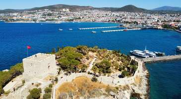 Arkası yemyeşil ağaçlar, önü ise masmavi bir deniz olan Kuşadası, gelişmiş turizm olanaklarıyla her yıl binlerce yerli ve yabancı turiste ev sahipliği yapıyor. Antik çağlardan günümüze kalan eserleriyle de görülmeye değer olan ilçe seni tarihin derinliklerine götürecek