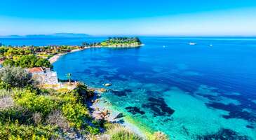 Türkiye’nin cennet köşelerinden biri olan Kuşadası, hem güzel plajları hem de tarihi ve doğal güzellikleriyle ünlü. Kuşadası plajlarının çevresinde her bütçeye uygun otel ve pansiyon bularak keyifli bir yaz tatili yapabilirsin. Sahil şeridi boyunca birbirinden güzel plajların sıralandığı Kuşadası’nda eğlence olanakları veya huzur arayanlar için çokça plaj seçeneği var.