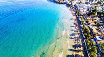 Aydın’ın ilçesi Kuşadası her yıl çok sayıda yerli ve yabancı turist ağırlıyor. Mayıs aylarının ortalarına doğru başlayan yoğun deniz sezonu eylül sonuna kadar devam ediyor. Masmavi denizi, altın rengi kumları, tertemiz plajları ve huzur veren manzaraları ile Kuşadası güzel bir tatil için ideal bir yer.