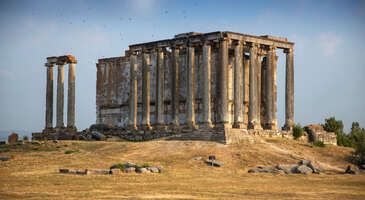 Hem Kurtuluş Savaşı’nda direnişin en önemli yerlerinden biri olmasıyla hem de tarihi ve kültürel zenginlikleriyle bilinen Kütahya, turizm için de değerli şehirlerimizden. Kütahya’da seramik ustalarının maharetli ellerinden çıkan eserlere ve çini sanatının inceliklerine yakından tanıklık edebilirsiniz.