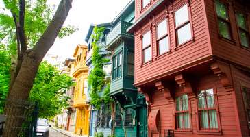 İstanbul’un eski semtleri denilince ilk akla gelen yerdir Kuzguncuk. Samimi ve sıcak atmosferi sayesinde hayran olacağın, tarihe ışık tutan yapıları yanında  günümüzde mahalle kültürünün hala yaşadığı yer olması ile mutlaka kendinden bir şey bulabileceğin, rengarenk cumbalı evleri, organik ürünleri satın alabileceğin bostanı, arnavut kaldırımlı daracık sokakları, çiçekli pencere önleri, nostaljik havası eşliğinde kahveni içip, kitabını okuyabileceğin tatlı kafeleri ile İstanbul’da Gezilecek yerler arasında bulunan Üsküdar Kuzguncuk’u benimle keşfetmeye ne dersin?