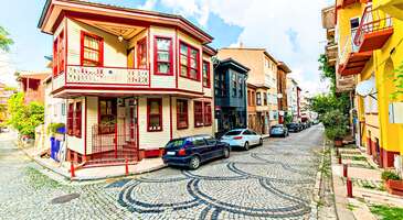 Kuzguncuk, İstanbul Anadolu yakasının sahil ilçesi Üsküdar’a bağlı olan, samimi mahalle kültürünün yaşandığı bir semt. Renkli cumbalı evleri, İstanbul Boğazını inen merdivenleri, nostaljik ve modern tasarımla harmanlanan kafeleri, tarihi boyunca kültür mozaiğine ev sahipliği yapmış atmosferiyle İstanbul’da gezilecek yerler listesinin ilk sıralarında yer alıyor.