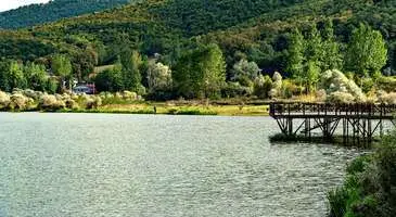 Türkiye’nin nüfus bakımından 16. büyük şehri, Orta Karadeniz’in ise en kalabalık şehri olan Samsun, ilk çağlara kadar uzanan zengin bir tarihe sahip. Mustafa Kemal Atatürk’ün 19 Mayıs 1919’da Milli Mücadele’yi başlattığı şehir olmasıyla da ayrı bir öneme sahip olan Samsun, binlerce yıllık görkemli yapılara ve Osmanlı döneminin en güzel ahşap camilerine ev sahipliği yapıyor.