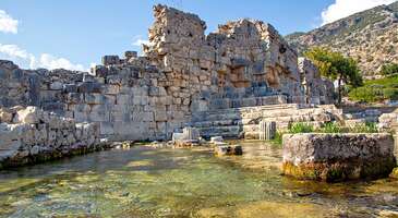 Antalya’nın en sevilen tatil merkezlerinden Finike Elmalı, Kumluca, Demre ve Kaş gibi popüler destinasyonlara oldukça yakın. Güzel plajlarıyla olduğu kadar antik kentleriyle de ilgi gören Finike, aynı zamanda portakal bahçeleriyle de meşhur.