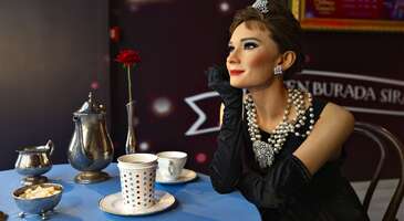 Dünyanın en önemli balmumu müzesi olarak bilinen ve her yıl Londra, New York, Tokyo gibi şehirlerde çok sayıda ziyaretçiyi çeken Madame Tussauds Müzesi İstanbul'da ziyarete açıldı. Yerli ve yabancı birçok ünlünün balmumu heykellerini görebileceğiniz müzede en fazla ilgi gören heykellerden biri de Atatürk'e ait.