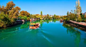 Akdeniz’in turkuaz suları ve yemyeşil doğasıyla kucaklaşmak isterseniz yönünüzü mutlaka Manavgat’a çevirmelisiniz. Her sene on binlerce yerli ve yabancı ziyaretçiyi ağırlayan Manavgat şelaleleri, antik kentleri, mağaraları, gölleri, plajları ve tematik müzeleriyle geniş bir mozaik sunuyor.