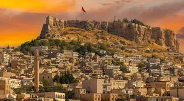 Türkiye'nin kültür ve inanç turizmi açısından önemli şehirlerinden Mardin binlerce yıllık taş yapılar, medreseler, antik kentler ve camilerle ziyaretçi çekiyor. Farklı kültürlerin bir arada yaşadığı Mardin kültürel zenginliğiyle büyülüyor.