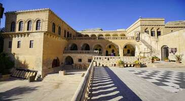 Yüzyıllar boyunca birçok milletten, ırktan, dinden insanın bir arada yaşadığı; taşı toprağı tarih kokan Mardin. Alışık olmadığımız mimarisi, tarihi dokusu ve sadece fotoğraflarına bakarak bile insanın içinde bir tür gezme isteği uyandıran bu kentin tarihi yapılarını hiç merak ettin mi? Eğer cevabın evet ise efsaneleri ve kültürü ile Mardin’i keşfetmeye başla.