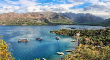 Ege Denizi ve Akdeniz’in sularının buluştuğu çok özel bir konumda yer alan Marmaris her köşesinde sessiz ve huzurlu kamp alanlarına ev sahipliği yapıyor. Çam ormanları arasında modern dünyadan uzak kamp alanlarından lüks bungalovlar ve karavan parklarına kadar zengin alternatifler bulabileceğiniz Marmaris, doğa tatili yapmak için ülkemizin en güzel adreslerinden.

Hem cam berraklığındaki denizi hem de el değmemiş güzellikleriyle ünlü olan Marmaris’in en iyi kamp alanları arasında seçim yapabilirsiniz. Yazımızda Instagram etiketlerinden faydalandık ve en çok etiketlenen yer en üstte olacak şekilde özel bir sıralama yaptık. Marmaris kamp alanları arasında kendinize en uygun olanı seçtikten sonra hem ekonomik hem de dinlendirici bir doğa tatili deneyimi yaşayabilirsiniz.