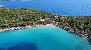 Muğla&rsquo;nın sevilen tatil cenneti Marmaris masmavi denizi, doğal g&uuml;zellikleri, tarih&icirc; dokusu ve canlı gece hayatıyla turistleri kendine &ccedil;ekiyor. Yemyeşil ormanların masmavi denizle birleştiği g&uuml;zel koylarıyla &uuml;nl&uuml; Marmaris, doğa tutkunları i&ccedil;in eşsiz bir cennet. Marmaris, y&uuml;zmek ve g&uuml;neşlenmenin yanı sıra su sporları yapmak veya k&uuml;lt&uuml;rel zenginlikleri keşfetmek isteyenler i&ccedil;in de bir&ccedil;ok se&ccedil;enek sunuyor. Yaz aylarında tekne turlarıyla Marmaris&rsquo;in b&uuml;y&uuml;leyici koyları ve adalarını gezebilirsin. Marmaris&rsquo;in en g&uuml;zel plajlarını birlikte keşfedelim. &Ouml;nemli n​ot: Yazımızdaki fiyatlar sezonluk olarak değişiklik g&ouml;sterebilir. Fiyatlar i&ccedil;in işletmelerle iletişime ge&ccedil;ebilirsin. 1. Kleopatra Plajı (Sedir Adası) Marmaris&rsquo;te tekne ve yat gezilerinin değişmez adreslerinden biri olan Sedir Adası'nda yer alan b&uuml;y&uuml;leyici Kleopatra Plajı, b&ouml;lgenin en g&uuml;zel plajları arasında g&ouml;steriliyor. Efsaneye g&ouml;re Mısır Krali&ccedil;esi Kleopatra ve Roma İmparatoru Marcus Antonius bu g&uuml;zel plajda y&uuml;zm&uuml;ş. Plaj, Mısır'dan &ouml;zel olarak getirildiği d&uuml;ş&uuml;n&uuml;len ince ve altın renkli kumlarıyla &uuml;nl&uuml;. Bu eşsiz kumların d&uuml;nyada sadece birka&ccedil; yerde bulunması da Kleopatra Plajı&rsquo;nı daha &ouml;zel kılıyor. Sedir Adası'nın bu doğa harikası plajı, ziyaret&ccedil;ilerine tarih ve doğanın i&ccedil; i&ccedil;e ge&ccedil;tiği b&uuml;y&uuml;l&uuml; bir atmosfer sunuyor. Kleopatra Plajı&rsquo;nın turkuaz rengi ve berraklığı, hem y&uuml;zmek hem de dalışlar yapmak i&ccedil;in &ccedil;ok uygun. Plajın &ccedil;evresindeki antik kalıntılar ise ada tarihine dair ipu&ccedil;ları veriyor. Plaja yakın konumdaki antik kent kalıntılarını gezebilir, amfi tiyatro ve agora gibi yapıları keşfedebilirsin. Bu tarih&icirc; zenginlik, Kleopatra Plajı'nda sadece deniz ve g&uuml;neşin tadını &ccedil;ıkarmanın &ouml;tesinde k&uuml;lt&uuml;rel bir deneyim de yaşatıyor. Konum Linki {calismasaatleri}Giriş &uuml;creti M&uuml;zeKart ile 250 TL A&ccedil;ık olduğu saatler 24 saat boyunca a&ccedil;ık Tesis olanakları Duş Tuvalet G&uuml;neş şemsiyesi Şezlong Soyunma kabini Cankurtaran{/calismasaatleri} {insightBoxStart}Yazar Notu: Sedir Adası&rsquo;na Marmaris&rsquo;ten her g&uuml;n d&uuml;zenli tekne seferleri d&uuml;zenleniyor. Tekne &uuml;cretleri ise yaklaşık 350 TL civarında.{insightBoxEnd} 2. İncekum Plajı Ege kıyılarında saklı bir cennetlerden biri olan İncekum Plajı, adını ince ve yumuşak kumlarından alıyor. Plaj, doğayla i&ccedil; i&ccedil;e huzurlu bir ortam sunduğu i&ccedil;in kalabalıklardan uzaklaşmak isteyenleri kendine &ccedil;ekiyor. &Ccedil;am ormanlarıyla &ccedil;evrili olan İncekum Plajı, berrak ve turkuaz renkli deniziyle doğayla baş başa kalmak isteyenler i&ccedil;in g&uuml;zel bir ka&ccedil;ış noktası. İncekum Plajı, sığ ve dalgasız deniziyle &ouml;zellikle &ccedil;ocuklu aileler i&ccedil;in g&uuml;venli bir y&uuml;zme alanı sağlıyor. &Ccedil;ocukların rahat&ccedil;a oyun oynayabileceği geniş kum sahiliyle ilgi g&ouml;ren plajda şnorkelle dalışlardan yelken ve kanoya kadar su sporları yaparak g&uuml;zel zaman ge&ccedil;irebilirsin. İncekum Plajı&rsquo;nın &ccedil;evresindeki kamp alanları ve butik oteller de doğayla i&ccedil; i&ccedil;e bir tatil deneyimi yaşamak isteyenler i&ccedil;in ideal. Konum Linki {calismasaatleri}Giriş &uuml;creti Plaja giriş &uuml;creti 200 TL Şezlong 150 TL&nbsp; &Ccedil;ardaklar 950 TL A&ccedil;ık olduğu saatler 24 saat boyunca a&ccedil;ık. Tesis olanakları Duş Tuvalet G&uuml;neş şemsiyesi Şezlong Soyunma kabini Restoran Kafe B&uuml;fe Otopark{/calismasaatleri} 3. Marmaris Belediyesi Halk Plajı Marmaris merkezinden kısa bir y&uuml;r&uuml;y&uuml;şle ulaşabileceğin Marmaris Belediyesi Halk Plajı, g&uuml;zel konumuyla hem yerli hem de yabancı turistler tarafından ilgi g&ouml;r&uuml;yor. Plaj, temiz ve d&uuml;zenli yapısıyla Ege Denizi&rsquo;nin berrak sularında y&uuml;zmek ve g&uuml;neşlenmek isteyenler i&ccedil;in g&uuml;zel bir adres. Aileler i&ccedil;in de sakin bir ortam sunan plajın denizi ise &ccedil;ocuklar i&ccedil;in g&uuml;venli ve sığ bir yapıya sahip. Ayrıca plaj &ccedil;evresindeki bir&ccedil;ok kafe ve restoranlarda Ege mutfağının lezzetlerini deneyebilir veya serinletici i&ccedil;eceklerle g&uuml;n&uuml;n tadını &ccedil;ıkarabilirsin.&nbsp; Marmaris Belediyesi Halk Plajı, sosyal etkinlikler ve spor aktiviteleriyle de dikkat &ccedil;ekiyor. Plaj voleybolu gibi etkinliklerle eğlenebileceğin plajda &ccedil;eşitli su sporları yaparak da g&uuml;zel zaman ge&ccedil;irebilirsin. Hem Marmaris&rsquo;in canlılığını hem de denizin huzurunu bir arada sunan plaj, unutulmaz bir tatil deneyimi yaşamak isteyenler i&ccedil;in g&uuml;zel bir yer. Konum Linki {calismasaatleri}Giriş &uuml;creti Plaja giriş ve g&uuml;neş şemsiyeleri &uuml;cretsiz A&ccedil;ık olduğu saatler 24 saat boyunca a&ccedil;ık Tesis olanakları Duş Tuvalet G&uuml;neş şemsiyesi Şezlong Soyunma kabini Restoran Kafe B&uuml;fe Otopark{/calismasaatleri} 4. İ&ccedil;meler Plajı Ege ve Akdeniz'in buluştuğu noktada yer alan İ&ccedil;meler Plajı berrak denizi, altın rengi kumları ve huzurlu atmosferi ile &uuml;nl&uuml;. Marmaris&rsquo;e yaklaşık 8 kilometre mesafede bulunan İ&ccedil;meler, hem doğası hem de sunduğu olanaklarla tatilcilerin ilgisini &ccedil;ekiyor. &Ccedil;evresindeki &ccedil;am ormanları ve yemyeşil doğasıyla dikkat &ccedil;eken İ&ccedil;meler Plajı ziyaret&ccedil;ilere eşsiz bir manzara sunuyor. Plajın temizliği ve d&uuml;zeni, &ccedil;ocuklu ailelerin g&uuml;venle vakit ge&ccedil;irebilmesini sağlıyor. Yaklaşık 400 metre genişliğinde bir sahile sahip İ&ccedil;meler Plajı, sadece doğal g&uuml;zellikleriyle değil aynı zamanda sunduğu &ccedil;eşitli aktivitelerle de seviliyor. Su sporları meraklıları jet ski, su kayağı, deniz paraş&uuml;t&uuml;, kano gibi etkinliklerle adrenalin dolu anlar yaşayabilirler. Ayrıca sahil boyunca sıralanan restoranlarda yerel mutfağın lezzetlerini denemek isteyenler i&ccedil;in zengin se&ccedil;enekler sunuyor. G&uuml;n batımında İ&ccedil;meler Plajı&rsquo;nda y&uuml;r&uuml;y&uuml;ş yaparak da kartpostal g&uuml;zelliğinde manzaraları izleyebilirsin. Konum Linki {calismasaatleri}Giriş &uuml;creti &Uuml;cretsiz İki kişilik şezlong 300 TL Loca 750 TL A&ccedil;ık olduğu saatler 24 saat boyunca a&ccedil;ık Tesis olanakları Duş Tuvalet G&uuml;neş şemsiyesi Şezlong Soyunma kabini B&uuml;fe Kafe Restoran Otopark{/calismasaatleri} {insightBoxStart}Yazar Notu: Konaklama se&ccedil;enekleri a&ccedil;ısından zengin olan İ&ccedil;meler Plajı&rsquo;nın &ccedil;evresinde her b&uuml;t&ccedil;eye uygun otel ve pansiyonlar bulabilirsin.{insightBoxEnd} 5. Turun&ccedil; Plajı Marmaris&rsquo;in Ege Denizi kıyısındaki huzurlu bir tatil beldesi Turun&ccedil;&rsquo;un kalbinde bulunan mavi bayraklı Turun&ccedil; Plajı, tertemiz denizi ve doğal g&uuml;zellikleriyle &uuml;nl&uuml;. &Ccedil;evresi yemyeşil dağlarla sarılı olan plaj, hem deniz hem de harika doğa manzaraları sunuyor. Plajın berrak ve serin suları ise y&uuml;zme veya şnorkelli dalışlar i&ccedil;in harika bir ortama sahip. Turun&ccedil; Plajı, geniş olanaklarıyla aileler ve &ccedil;iftler i&ccedil;in m&uuml;kemmel bir ka&ccedil;ış noktası. Sakin atmosferi ve incecik kumları sayesinde plaj, keyifli bir deniz g&uuml;n&uuml; yaşatıyor.&nbsp; Su sporları meraklılarının deniz paraş&uuml;t&uuml;, yelken jet ski ve kano gibi etkinlikler yapabileceği Turun&ccedil; Plajı&rsquo;nda sahil boyunca uzanan y&uuml;r&uuml;y&uuml;ş yollarında ise akşamları g&uuml;n batımı manzaraları eşliğinde y&uuml;r&uuml;y&uuml;şlere &ccedil;ıkabilirsin. Turun&ccedil; Plajı &ccedil;evresinde bir&ccedil;ok konaklama se&ccedil;eneği de bulunuyor. L&uuml;ks otellerden butik pansiyonlara kadar geniş bir yelpazede konaklama imk&acirc;nı bulunan beldede her b&uuml;t&ccedil;eye uygun oteller var. Plaj &ccedil;evresindeki y&ouml;resel restoranlar ve kafeler ise Ege mutfağının lezzetlerini denemek isteyenler i&ccedil;in zengin se&ccedil;eneklere sahip.&nbsp; Konum Linki {calismasaatleri}Giriş &uuml;creti &Uuml;cretsiz 2 şezlong + 1 şemsiye 500 TL-1.000 TL arası A&ccedil;ık olduğu saatler 24 saat boyunca a&ccedil;ık Tesis olanakları Duş Tuvalet G&uuml;neş şemsiyesi Şezlong Soyunma kabini B&uuml;fe Kafe Restoran Otopark{/calismasaatleri} 6. Hisar&ouml;n&uuml; Koyu Marmaris&rsquo;in başka bir &uuml;nl&uuml; plajı olan Hisar&ouml;n&uuml; Koyu berrak denizi, doğal g&uuml;zellikleri ve sakin atmosferiyle ilgi g&ouml;r&uuml;yor. İl&ccedil;e merkezine yaklaşık 20 kilometre uzaklıkta olan ve &ccedil;am ormanlarıyla &ccedil;evrelenen Hisar&ouml;n&uuml; Koyu, geniş kumsalıyla &ccedil;ocuklu aileler i&ccedil;in de g&uuml;zel bir tercih. Hisar&ouml;n&uuml; Koyu, &ouml;zellikle r&uuml;zgar s&ouml;rf&uuml; ve yelken gibi su sporları i&ccedil;in ideal koşullara sahip. S&uuml;rekli esen r&uuml;zgar, su sporu sevenlere eşsiz deneyimler yaşatıyor. Ayrıca deniz ve doğayı bir arada keşfetmek isteyenler i&ccedil;in tekne turları ve doğa y&uuml;r&uuml;y&uuml;şleri gibi bir&ccedil;ok aktiviteyi de plajda bulabilirsin. Hisar&ouml;n&uuml; Koyu, sakinliği ve doğal yapısıyla hem macera arayanlara hem de dinlenmek isteyenlere hitap ediyor. Konaklama a&ccedil;ısından ise Hisar&ouml;n&uuml; &ccedil;evresinde hizmet veren butik oteller, apartlar ve pansiyonlar, doğayla i&ccedil; i&ccedil;e bir tatil deneyimi yaşatıyor. Sahil kenarındaki balık restoranlarından y&ouml;resel Ege lezzetleri tadabileceğin k&uuml;&ccedil;&uuml;k yerel lokantalara kadar bir&ccedil;ok se&ccedil;eneği Hisar&ouml;n&uuml; Koyu&rsquo;nda bulabilirsin. Konum Linki {calismasaatleri}Giriş &uuml;creti &Uuml;cretsiz Şezlong + g&uuml;neş şemsiyesi 250 TL Bazı işletmeler 250 TL harcama limiti ile &uuml;cretsiz şezlong ve g&uuml;neş şemsiyesi veriyor A&ccedil;ık olduğu saatler 24 saat boyunca a&ccedil;ık Tesis olanakları Duş Tuvalet G&uuml;neş şemsiyesi Şezlong Soyunma kabini B&uuml;fe Kafe Restoran Otopark{/calismasaatleri} {insightBoxStart}Yazar Notu: Dalgalı bir denize sahip Hisar&ouml;n&uuml; Koyu&rsquo;nda acemi y&uuml;z&uuml;c&uuml;ler ve &ccedil;ocuklu ailelerin dikkatli olmasını tavsiye ederiz.{insightBoxEnd} 7. Kumlub&uuml;k Koyu Marmaris&rsquo;in eşsiz doğal g&uuml;zellikleriyle dikkat &ccedil;eken &ouml;zel yerlerinden biri olan Kumlub&uuml;k Koyu, Marmaris&rsquo;e yaklaşık 25 kilometre mesafede yer alıyor. Tekne gezileri ve doğa y&uuml;r&uuml;y&uuml;şlerinin sevilen mola noktalarından biri olan koy, yıl boyunca sakin ve huzurlu atmosferini koruyor. &Ccedil;evresindeki yemyeşil doğa ve turkuaz denizi ile Kumlub&uuml;k Koyu, ziyaret&ccedil;ilere adeta bir cennet ortamı sunuyor. Koyun geniş kumsalı, g&uuml;neşlenmek ve denizin tadını &ccedil;ıkarmak isteyenler i&ccedil;in &ccedil;ok uygun. Kumlub&uuml;k Koyu, su altı zenginlikleriyle dalış sevenler i&ccedil;in de pop&uuml;ler bir nokta. Şnorkelle dalış yaparak, su altındaki b&uuml;y&uuml;leyici d&uuml;nyayı keşfedebilirsin. Ayrıca koy &ccedil;evresinde deniz manzaralı parkurlarda doğa y&uuml;r&uuml;y&uuml;şleri yapmak m&uuml;mk&uuml;n. Bu y&uuml;r&uuml;y&uuml;şler sırasında Marmaris&rsquo;in tabiat g&uuml;zelliklerini ve yerel bitki &ouml;rt&uuml;s&uuml;n&uuml; yakından g&ouml;rebilirsin. Kumlub&uuml;k Koyu &ccedil;evresindeki konaklama se&ccedil;enekleri arasında k&uuml;&ccedil;&uuml;k butik oteller ve pansiyonlar var. B&ouml;lgedeki restoranlar ise taze deniz &uuml;r&uuml;nleri ve Ege mutfağının lezzetlerini tatilcilere sunuyor.&nbsp; Konum Linki {calismasaatleri}Giriş &uuml;creti Giriş kişi başı 150 TL (0-10 &uuml;cretsiz) A&ccedil;ık olduğu saatler 24 saat boyunca a&ccedil;ık Tesis olanakları Duş Tuvalet G&uuml;neş şemsiyesi Şezlong Soyunma kabini Otopark{/calismasaatleri} {insightBoxStart}İpucu: Otob&uuml;s biletini ENUYGUN'dan kolayca alabileceğini unutma! Otob&uuml;s biletinde değişiklik ve iptal işlemlerini tek tıkla yapabilir, farklı firma ve seferleri karşılaştırabilirsin. Yola &ccedil;ıkmaya hazırsan Marmaris otob&uuml;s bileti almak i&ccedil;in tıkla!{insightBoxEnd} {bus_search_form_banner} 8. Cennet Koyu Marmaris&rsquo;in huzurlu tatil cenneti Selimiye&rsquo;de ilk uğraman gereken yerlerden biri Cennet Koyu. Cam berraklığındaki deniziyle doğayla i&ccedil; i&ccedil;e bir tatil deneyimi sunan koy, Marmaris tekne gezilerinin de pop&uuml;ler mola noktalarından biri. El değmemiş doğal g&uuml;zellikler arasında yılın b&uuml;t&uuml;n yorgunluğunu atabileceğin Cennet Koyu&rsquo;nun &ccedil;evresi &ccedil;am ormanlarıyla sarılı. Şnorkelle dalışlar yaparak balık s&uuml;r&uuml;leriyle birlikte y&uuml;zebileceğin koyda g&ouml;zlerden uzakta kendini masmavi sulara bırakabilirsin. Cennet Koyu&rsquo;ndaki y&uuml;r&uuml;y&uuml;ş yolları doğayla baş başa kalmak ve kartpostal g&uuml;zelliğinde fotoğraflar &ccedil;ekmek isteyenler i&ccedil;in g&uuml;zel bir se&ccedil;enek.&nbsp; Konum Linki {calismasaatleri}Giriş &uuml;creti &Uuml;cretsiz A&ccedil;ık olduğu saatler 24 saat boyunca a&ccedil;ık{/calismasaatleri} {insightBoxStart}Yazar Notu: Selimiye ve Marmaris&rsquo;te kalkan teknelerle Cennet Koyu&rsquo;na rahatlıkla gidebilirsin.{insightBoxEnd} 9. Kızkumu Plajı Sadece Marmaris&rsquo;in değil, T&uuml;rkiye'nin de ilgin&ccedil; doğal oluşumlarından biri olan Kızkumu Plajı, deniz &uuml;zerinde yaklaşık 600 metre ilerleyen kum yoluyla &uuml;nl&uuml;. Efsanelere konu olan bu kum yolda y&uuml;r&uuml;mek, tatilcilere i&ccedil;in benzersiz bir deneyim yaşatıyor. Kızkumu Plajı'nın turkuaz renkli suları ve &ccedil;evresini saran yemyeşil doğal g&uuml;zellikleri huzurlu bir tatil arayanlar i&ccedil;in g&uuml;zel bir se&ccedil;enek.&nbsp; Kızkumu Plajı, y&uuml;zme ve g&uuml;neşlenme gibi klasik plaj aktivitelerinin yanı sıra &ouml;zellikle fotoğraf&ccedil;ılar i&ccedil;in harika fırsatlar sunuyor. Kızkumu'nun sığ suları &ccedil;ocuklu aileler i&ccedil;in g&uuml;venli bir y&uuml;zme deneyimi sağlıyor. Ayrıca plaj &ccedil;evredeki kafeler ve restoranlara uğrayarak mevsimlik balıklar ve Ege mezeleri tadabilirsin. Marmaris'e yaklaşık 25 kilometre uzaklıktaki Kızkumu Plajı, hem benzersiz yapısı hem de temiz deniziyle doyasıya y&uuml;zmek ve g&uuml;neşlenmek i&ccedil;in ilk uğraman gereken yerler arasında.&nbsp; Konum Linki {calismasaatleri}Giriş &uuml;creti &Uuml;cretsiz Şezlong + g&uuml;neş şemsiyesi 250 TL-400 TL arası A&ccedil;ık olduğu saatler 24 saat boyunca a&ccedil;ık Tesis olanakları Duş Tuvalet G&uuml;neş şemsiyesi Şezlong Soyunma kabini B&uuml;fe Kafe Restoran Otopark{/calismasaatleri} {insightBoxStart}Yazar Notu: Yaz aylarında &ccedil;ok kalabalık olabilen Kızkumu Plajı&rsquo;nda daha rahat etmek i&ccedil;in sabah erken saatleri tercih etmelisin.{insightBoxEnd} 10. Bencik Koyu Marmaris'in gizli kalmış cennetlerinden biri olan Bencik Koyu, g&uuml;n&uuml;m&uuml;ze kadar korunmuş doğal yapısı ve tertemiz turkuaz sularıyla keşfedilmeye değer. Ege&rsquo;nin incisi olarak nitelendirilen Bencik Koyu, Marmaris tekne ve yat gezilerinin sevilen mola noktalarından biri. Koyun huzurlu atmosferinde&nbsp; dinlendirici bir tatil ve deniz g&uuml;n&uuml; yaşayabilirsin. Bencik Koyu'nu sığ denizi ve temiz suyu &ccedil;ocuklu aileler i&ccedil;in de g&uuml;venli bir y&uuml;zme deneyimi yaşatıyor. Kamp yapmak isteyenlerin Marmaris&rsquo;te tercih ettiği yerlerden biri de olan Bencik Koyu'nda keyifli doğa y&uuml;r&uuml;y&uuml;şleri yapabilirsin. Konum Linki {calismasaatleri}Giriş &uuml;creti &Uuml;cretsiz A&ccedil;ık olduğu saatler 24 saat boyunca a&ccedil;ık{/calismasaatleri} {insightBoxStart}Yazar Notu: Bencik Koyu&rsquo;na ara&ccedil; ile giriş yapılamıyor, arabayı bırakıp bir s&uuml;re y&uuml;r&uuml;yerek koya ulaşabilirsin.{insightBoxEnd} {{campaignsSlider}} 11. Akb&uuml;k Koyu (Akkum Koyu) Marmaris&rsquo;in huzurlu k&ouml;şelerinden Selimiye'nin gizli cennetlerinden biri de Akb&uuml;k Koyu. Ege&rsquo;nin incilerinden biri olarak nitelendirilen Akb&uuml;k Koyu, hem yerli hem de yabancı turistler tarafından tercih ediliyor. Gelişmiş turizm olanaklarıyla yerli ve yabancı turistlerin dikkatini &ccedil;eken koyun berrak sularına kendini bırakarak doyasıya y&uuml;zebilirsin. Tekne&nbsp; gezilerinin de d&uuml;zenlendiği Akb&uuml;k Koyu&rsquo;ndaki sahil restoranlarında mevsimlik balıklar, y&ouml;resel mezeler ve sevilen Ege yemeklerini tadabilirsin. Sığ denizi ve temiz suyuyla &ccedil;ocuklu aileler i&ccedil;in de g&uuml;zel bir se&ccedil;enek olan Akb&uuml;k Koyu&rsquo;nun &ccedil;evresinde ise her b&uuml;t&ccedil;eye uygun otel ve pansiyonlar hizmet veriyor.&nbsp; Konum Linki {calismasaatleri}Giriş &uuml;creti &Uuml;cretsiz Şezlong ve g&uuml;neş şemsiyesi 300 TL- 500 TL arası A&ccedil;ık olduğu saatler 24 saat boyunca a&ccedil;ık Tesis olanakları Duş Tuvalet G&uuml;neş şemsiyesi Şezlong Soyunma kabini B&uuml;fe Kafe Restoran Otopark{/calismasaatleri} {insightBoxStart}Yazar Notu: Akb&uuml;k Koyu&rsquo;ne ulaşım &ccedil;oğunlukla tekne turları ve doğa gezileriyle sağlanıyor. Koya gelirken yanında yiyecek ve i&ccedil;ecek almayı unutma.{insightBoxEnd} 12. &Ccedil;iftlik Koyu Marmaris'in g&uuml;neyindeki Osmaniye&rsquo;ye y&uuml;r&uuml;y&uuml;ş mesafesindeki &Ccedil;iftlik Koyu turkuaz suları, ince kumlu sahili ve &ccedil;evresindeki yemyeşil doğasıyla ziyaret&ccedil;ilerini kendine hayran bırakıyor. Marmaris'e gelenlerin mutlaka g&ouml;rmesi gereken yerlerden biri olan &Ccedil;iftlik Koyu, yerli tatilciler kadar yabancı turistlerin de ilgisini &ccedil;ekiyor. Gelişmiş turizm olanaklarıyla &ccedil;ocuklu aileler i&ccedil;in de g&uuml;zel bir se&ccedil;im olan &Ccedil;iftlik Koyu'nda kendi havlu ve şemsiyenle denizin ve g&uuml;neşin tadını &uuml;cretsiz bir şekilde &ccedil;ıkarabilirsin. Koy, sığ denizi ve temiz suyu sayesinde hem acemi y&uuml;z&uuml;c&uuml;ler hem de &ccedil;ocuklar i&ccedil;in g&uuml;venli bir y&uuml;zme alanı sağlıyor. Ayrıca &Ccedil;iftlik Koyu'nun &ccedil;evresinde y&uuml;r&uuml;y&uuml;ş yapabileceğin patikalar bulunması da doğa sevenler i&ccedil;in b&uuml;y&uuml;k bir avantaj. &Ccedil;iftlik Koyu, sadece doğal g&uuml;zellikleriyle değil, aynı zamanda sunduğu aktivitelerle de dikkat &ccedil;ekiyor. Koyun ortasında yer alan k&uuml;&ccedil;&uuml;k adanın &ccedil;evresinde şnorkelli dalışlar yapabilir veya su sporları ile keyifli vakit ge&ccedil;irebilirsin. Koy &ccedil;evresindeki restoranlarda ise deniz &uuml;r&uuml;nleri ağırlıklı lezzetli Ege yemeklerinin tadına bakabilirsin.&nbsp; Konum Linki {calismasaatleri}Giriş &uuml;creti &Uuml;cretsiz Şezlong ve g&uuml;neş şemsiyesi 250 TL- 500 TL arası A&ccedil;ık olduğu saatler 24 saat boyunca a&ccedil;ık Tesis olanakları Duş Tuvalet G&uuml;neş şemsiyesi Şezlong Soyunma kabini B&uuml;fe Kafe Restoran Otopark{/calismasaatleri} 13. Amos Koyu Hem tarih&icirc; hem de doğal g&uuml;zelliklere ev sahipliği yapan Amos Koyu, b&ouml;lgenin keşfedilmeye değer bir k&ouml;şesi. Bu eşsiz koy, antik kalıntıları ve muhteşem manzaralarıyla dikkat &ccedil;ekiyor. Tarih&icirc; Amos Antik Kenti&rsquo;nin kalıntılarının yakınında yer alan Amos Koyu, ziyaret&ccedil;ilere hem doğa hem de tarih dolu bir deneyim yaşatıyor. &Ccedil;am ağa&ccedil;larıyla &ccedil;evrili olan koy, huzurlu atmosferiyle tekne gezilerinin de sevilen mola noktalarından biri. Amos Koyu&rsquo;nun berrak ve temiz denizi, şnorkelle dalış i&ccedil;in m&uuml;kemmel bir ortama sahip. T&uuml;pl&uuml; ve t&uuml;ps&uuml;z dalışlar yaparak harika fotoğraflar &ccedil;ekebileceğin koy, g&uuml;neşlenme alanları ve doğal plajıyla Ege&rsquo;nin tadını &ccedil;ıkarmak isteyenlere g&uuml;zel bir ortam sağlıyor. Koyun etrafındaki y&uuml;r&uuml;y&uuml;ş parkurlarında b&ouml;lgenin el değmemiş doğal g&uuml;zelliklerini keşfederek harika fotoğraflar &ccedil;ekebilirsin. Konum Linki {calismasaatleri}Giriş &uuml;creti &Uuml;cretsiz A&ccedil;ık olduğu saatler 24 saat boyunca a&ccedil;ık{/calismasaatleri} 13. Saksılı Koyu Marmaris&rsquo;in g&uuml;neyindeki Saksılı Koyu, huzurlu ortamıyla hem tekne hem de doğa gezilerinin sevilen adreslerinden biri. &Ccedil;evresi yemyeşil ormanlarla kaplı olan Saksılı Koyu, berrak deniziyle de tatilcileri mutlu ediyor. Kalabalıktan uzaklaşmak isteyenlerin tercih edebileceği Saksılı Koyu, doğanın i&ccedil;inde piknik ve kamp yapmak i&ccedil;in de Marmaris&rsquo;te gidilecek g&uuml;zel yerlerden biri. Koyda&nbsp; şnorkelle dalış gibi aktiviteler olduk&ccedil;a pop&uuml;ler ve su altındaki zengin yaşam, dalış meraklıları i&ccedil;in keşfedilmeye değer g&uuml;zellikler barındırıyor. Saksılı Koyu&rsquo;nun doğal yapısı, g&uuml;neşlenme ve dinlenme alanları sunarken, etrafındaki patikalar ise doğa y&uuml;r&uuml;y&uuml;şleri i&ccedil;in harika fırsatlar veriyor. Saksılı Koyu&rsquo;nda sessizliğin tadını &ccedil;ıkararak stresten uzaklaşabilir ve doğanın sunduğu huzur dolu atmosferde rahatlayabilirsin. Konum Linki {calismasaatleri}Giriş &uuml;creti &Uuml;cretsiz A&ccedil;ık olduğu saatler 24 saat boyunca a&ccedil;ık{/calismasaatleri} 15. B&ouml;rd&uuml;bet Plajı Hem tekne gezileri hem de doğa y&uuml;r&uuml;y&uuml;şlerinin vazge&ccedil;ilmez adreslerinden biri olan B&ouml;rd&uuml;bet Plajı&nbsp;Ege Denizi'nin berrak sularına sahip. Yemyeşil &ccedil;am ormanlarıyla &ccedil;evrili olan B&ouml;rd&uuml;bet, adını b&ouml;lgedeki kuş &ccedil;eşitliliğinden alıyor ve doğa tutkunları i&ccedil;in adeta bir cennet. Burada kuş sesleri eşliğinde y&uuml;r&uuml;y&uuml;ş yapabilir, muhteşem fotoğraflar &ccedil;ekebilir veya masmavi sulara kendini bırakarak denizin tadını &ccedil;ıkarabilirsin. B&ouml;rd&uuml;bet Plajı yaz turizminin etkilerinden uzak, sakin bir ka&ccedil;ış noktası arayanlar i&ccedil;in ideal bir se&ccedil;enek. Plaj &ccedil;evresinde butik konaklama se&ccedil;enekleri ve kamp alanları bulunuyor. Tekne turlarıyla b&ouml;lgedeki gizli koyları da keşfedebilir, uzmanlarla t&uuml;pl&uuml; ve t&uuml;ps&uuml;z dalışlar yaparak Ege&rsquo;nin b&uuml;y&uuml;leyici su altı zenginliklerine şahit olabilirsin. Konum Linki {calismasaatleri}Giriş &uuml;creti &Uuml;cretsiz A&ccedil;ık olduğu saatler 24 saat boyunca a&ccedil;ık{/calismasaatleri} 16. Lacivert Koy Kleopatra Plajı ve Boncuk Koyu arasında gizlenen k&uuml;&ccedil;&uuml;k Lacivert Koy, adını aldığı derin mavi sularıyla Marmaris&rsquo;in g&ouml;r&uuml;lmeye değer gizli g&uuml;zelliklerinden. &Ccedil;evresini s&uuml;sleyen yemyeşil ormanlarla birleşerek b&uuml;y&uuml;l&uuml; bir atmosfer yarayan Lacivert Koy, g&ouml;zlerden uzak konumuyla huzuru arayan tatilcilerin tercih edebileceği bir koy. Genellikle her g&uuml;n d&uuml;zenlenen tekne turlarıyla ulaşılan koy, deniz tutkunlarına unutulmaz bir y&uuml;zme deneyimi yaşatıyor. Lacivert Koy, mavi derin suları, &ouml;zellikle dalış meraklıları i&ccedil;in pop&uuml;ler bir yer haline gelmiş durumda. Su altındaki zengin yaşam ve rengarenk balıklar arasında dalışlar yaparak unutulmaz zamanlar ge&ccedil;irebilirsin. Koy &ccedil;evresinde doğa y&uuml;r&uuml;y&uuml;şlerine &ccedil;ıkarak ise hem &ccedil;evredeki koyları keşfedebilir hem de seyir alanlarından yeşil ve mavinin birleştiği benzersiz manzaralar izleyebilirsin. Konum Linki {calismasaatleri}Giriş &uuml;creti &Uuml;cretsiz A&ccedil;ık olduğu saatler 24 saat boyunca a&ccedil;ık{/calismasaatleri} 17. Sığ Liman&nbsp; Marmaris'in en eski ve tarih&icirc; limanlarından biri olan Sığ Liman, tarih&icirc; ve doğal g&uuml;zelliklerin buluştuğu bir nokta. Tekne ve yat gezilerinin sevilen adreslerinden biri olan liman, hem doğal g&uuml;zellikleri hem de tarih&icirc; kalıntılarıyla ilgi g&ouml;r&uuml;yor. Tekne turlarının başlangı&ccedil; noktalarından biri olan Sığ Liman, adını da sığ suları ve korunaklı yapısından alıyor. Y&uuml;zlerce yıldır balık&ccedil;ıların ve denizcilerin uğrak noktası olan liman, g&uuml;n&uuml;m&uuml;zde ise modern yatların ve teknelerin yanaştığı canlı bir yer. Sığ Liman &ccedil;evresinde yer alan balık restoranları da taze deniz &uuml;r&uuml;nleri ve g&uuml;zel manzaralarıyla ilgi g&ouml;r&uuml;yor. Sığ ve berrak deniziyle hem doyasıya y&uuml;zmek hem de dalışlar yapmak i&ccedil;in Marmaris&rsquo;te gidebileceğin g&uuml;zel yerlerden biri olan Sığ Liman&rsquo;ın &ccedil;evresinde yer alan kale ve antik şehir kalıntıları arasında doğa y&uuml;r&uuml;y&uuml;şlerine &ccedil;ıkarak harika fotoğraflar &ccedil;ekebilirsin. Konum Linki {calismasaatleri}Giriş &uuml;creti &Uuml;cretsiz Otopark g&uuml;nl&uuml;k 150 TL A&ccedil;ık olduğu saatler 24 saat boyunca a&ccedil;ık{/calismasaatleri} {insightBoxStart}Yazar Notu: Sığ Liman&rsquo;da kamp yapmak ya da karavan ile konaklamak yasak.{insightBoxEnd} 18. Cin B&uuml;k&uuml; Plajı Marmaris&rsquo;e yaklaşık 40 kilometre uzaklıktaki Turgut&rsquo;un denize girme noktası olan Cin B&uuml;k&uuml; Plajı, il&ccedil;enin saklı cennetlerinden biri. B&ouml;lgedeki diğer plajlara g&ouml;re daha sessiz ve sakin atmosfere sahip olan plaj, &ouml;zellikle doğa tutkunları i&ccedil;in g&uuml;zel bir ka&ccedil;ış noktası. Cin B&uuml;k&uuml; Plajı, kristal berraklığındaki suyu ve ince kumlarıyla dikkat &ccedil;ekiyor. Y&uuml;zme ve şnorkelle dalış gibi aktiviteler i&ccedil;in tercih edebileceğin bir yer olan Cin B&uuml;k&uuml;, su altı g&uuml;zelliklerini keşfetmek isteyenler i&ccedil;in de eşsiz fırsatlara sahip. Plajın &ccedil;evresinde y&uuml;r&uuml;y&uuml;ş yaparak ise el değmemiş doğanın tadını &ccedil;ıkarabilir veya &ccedil;am ormanları arasında &ccedil;adır kurarak unutulmaz bir kamp deneyimi yaşayabilirsin. Konum Linki {calismasaatleri}Giriş &uuml;creti &Uuml;cretsiz A&ccedil;ık olduğu saatler 24 saat boyunca a&ccedil;ık{/calismasaatleri} {insightBoxStart}Yazar Notu: Hi&ccedil;bir işletme ve tesisin bulunmadığı plaja gelirken yiyecek, i&ccedil;ecek ve temel ihtiya&ccedil;larını yanına almalısın.{insightBoxEnd} 19. Bakla B&uuml;k&uuml; Marmaris'in keşfedilmeyi bekleyen yerlerinden Bakla B&uuml;k&uuml; masmavi denizi, altın sarısı kumu ve &ccedil;evresindeki yemyeşil doğasıyla g&ouml;r&uuml;lmeye değer g&uuml;zellikte. Adını şeklinden alan sessiz koy, &ouml;zellikle sakinlik arayanlar ve doğayla i&ccedil; i&ccedil;e olmak isteyenler i&ccedil;in g&uuml;zel bir se&ccedil;enek. Bakla B&uuml;k&uuml;, Marmaris merkezine 25 kilometre uzaklıktaki konumu nedeniyle sakin ve huzurlu bir atmosfere sahip. &Ccedil;ok fazla turistik tesisin hizmet vermediği koy kalabalıklardan uzakta y&uuml;zmek, piknik veya kamp yapmak isteyenleri kendine &ccedil;ekiyor.&nbsp; Bakla B&uuml;k&uuml;&rsquo;n&uuml;n &ccedil;evresindeki yemyeşil ormanlık alanlar, y&uuml;r&uuml;y&uuml;ş ve doğa fotoğraf&ccedil;ılığı yapmak isteyenler i&ccedil;in harika bir fırsat sunuyor. Ayrıca Bakla B&uuml;k&uuml;'n&uuml;n temiz sularında şnorkelle dalışlar yaparak Ege&rsquo;nin su altı d&uuml;nyasının g&uuml;zelliklerini keşfedebilirsin. Eğer Marmaris'e geldiğinde kalabalık plajlardan uzaklaşıp huzurlu bir ortamda dinlenmek istiyorsan Bakla B&uuml;k&uuml; tam sana g&ouml;re. Konum Linki {calismasaatleri}Giriş &uuml;creti &Uuml;cretsiz A&ccedil;ık olduğu saatler 24 saat boyunca a&ccedil;ık{/calismasaatleri} {insightBoxStart}Yazar Notu: Bakla B&uuml;k&uuml;&rsquo;ne ara&ccedil; girişi bulunmuyor, bu nedenle tekne ve doğa y&uuml;r&uuml;y&uuml;şleri ile koya gidebilirsin.{insightBoxEnd} 20. Gebe Kilise Koyu Marmaris'in en gizemli ve tarih&icirc; koylarından olan Gebe Kilise Koyu, hem doğal g&uuml;zellikleri hem de antik kalıntılarıyla keşfedilmeye değer. Koy, adını i&ccedil;inde barındırdığı Bizans D&ouml;nemi&rsquo;ne ait olduğu d&uuml;ş&uuml;n&uuml;len ve hamile kadınlarla ilgili inanışlara konu olan kiliseden alıyor. Koyun turkuaz suları ve &ccedil;evresindeki yemyeşil doğası, dinlendirici bir tatil imk&acirc;nı sunuyor. Gebe Kilise Koyu, sadece tarih&icirc; ve k&uuml;lt&uuml;rel zenginlikleriyle değil, aynı zamanda doğal g&uuml;zellikleriyle de dikkat &ccedil;ekiyor. Koyda şnorkelle dalış yaparak su altı d&uuml;nyasının g&uuml;zelliklerini keşfedebilir, tekne turuyla koyun &ccedil;evresini gezebilir veya sadece kumsalda g&uuml;neşlenerek dinlenebilirsin. Koyun tarih&icirc; kalıntıları arasında yer alan Gebe Kilisesi, &ouml;zellikle tarih meraklıları i&ccedil;in ilgi &ccedil;ekici bir hazine. Efsanelere g&ouml;re bu kilise, &ccedil;ocuk sahibi olmak isteyen kadınların dua ettiği bir yer. G&uuml;n&uuml;m&uuml;zde ise kilise harabeleri, ziyaret&ccedil;ilere ge&ccedil;mişe yolculuk yapma fırsatı sunuyor. Gebe Kilise Koyu&rsquo;nun hem tarih&icirc; ve k&uuml;lt&uuml;rel zenginlikleri hem de doğal g&uuml;zellikleri keşfedilmeye değer. Konum Linki {calismasaatleri}Giriş &uuml;creti &Uuml;cretsiz A&ccedil;ık olduğu saatler 24 saat boyunca a&ccedil;ık{/calismasaatleri} {insightBoxStart}Yazar Notu: Marmaris&rsquo;ten hareket eden gezi tekneleriyle ulaşabileceğin koyda turistik tesisler bulunmuyor, bu nedenle hazırlıklı gelmeni &ouml;neririz.{insightBoxEnd} 21. Dirsekb&uuml;k&uuml; Koyu Marmaris&rsquo;in tabiat cennetlerinden Bozburun&rsquo;un batı ucunda gizlenen Dirsekb&uuml;k&uuml; Koyu, b&ouml;lgenin keşfedilmeye değer g&uuml;zelliklerinden. Arkası yemyeşil doğal g&uuml;zellikler, &ouml;n&uuml; ise masmavi denizle &ccedil;evrili&nbsp; Dirsekb&uuml;k&uuml;, berrak ve turkuaz renkli deniziyle turist kalabalıklarından uzakta dingin bir tatil arayanlar i&ccedil;in g&uuml;zel bir se&ccedil;enek. Kamp ve doğa y&uuml;r&uuml;y&uuml;şleri i&ccedil;in sık&ccedil;a ziyaret edilen Dirsekb&uuml;k&uuml; Koyu&rsquo;na Marmaris&rsquo;te her sabah bulabileceğin gezi tekneleriyle ulaşabilirsin. Cam berraklığındaki sularında t&uuml;pl&uuml;, t&uuml;ps&uuml;z ve şnorkelli dalışlar yapabileceğin koyda t&uuml;m g&uuml;n g&ouml;zlerden uzakta y&uuml;zebilirsin. &Ccedil;arpıcı deniz ve doğa manzaraları sunan y&uuml;r&uuml;y&uuml;ş parkurlarıyla sarılı olan&nbsp; Dirsekb&uuml;k&uuml; Koyu, ruhunu dinlendirebileceğin &ouml;zel k&ouml;şelerden. Konum Linki {calismasaatleri}Giriş &uuml;creti &Uuml;cretsiz A&ccedil;ık olduğu saatler 24 saat boyunca a&ccedil;ık{/calismasaatleri} Denizin tadını &ccedil;ıkardıktan sonra il&ccedil;eyi keşfetmek istersen Marmaris&rsquo;te gezilecek yerler yazısına g&ouml;z atabilirsin.