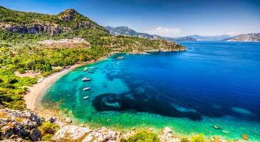 Yeşilin ve mavinin en güzel tonunu görmeye hazır mısın? Marmaris mavi bayraklı plajları, el değmemiş yemyeşil koyları ve milattan önceki dönemlere uzanan etkileyici tarihi hazineleriyle her yıl binlerce turiste ev sahipliği yapıyor.