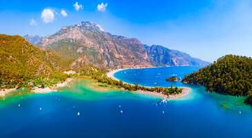 Seyahat planlamasında zamanlama en &ouml;nemli kriterler arasında bulunuyor. Gidilecek yerin mevsimi, etkinlik takvimi, hatta doğa olaylarının tarihi bile seyahat deneyimini tamamen değiştirebilir. Bu nedenle otel ararken yalnızca konum ve fiyat değil, mevsimsellik kriterini de g&ouml;z &ouml;n&uuml;nde bulundurmalısın. Hangi d&ouml;nemde hangi rotanın en iyi olacağını bilerek seyahat edersen hem b&uuml;t&ccedil;eni koruyabilir hem de seyahatin en keyifli halini yaşayabilirsin. İşte, mevsimlere g&ouml;re en iyi rotaları i&ccedil;eren, &ouml;zel doğa olayları ve değişen seyahat trendlerine dair rehber niteliğinde bir yol haritası. 1. Yaz rotaları: Deniz, g&uuml;neş ve festival enerjisi Yaz ayları, T&uuml;rkiye&rsquo;nin sahil b&ouml;lgeleri ve Akdeniz coğrafyası i&ccedil;in en yoğun sezon. Antalya, Bodrum, &Ccedil;eşme ve Fethiye gibi pop&uuml;ler yerler, masmavi denizleriyle tatilcilerin g&ouml;zdesi oluyor. Avrupa&rsquo;da ise Yunan adaları, İtalya&rsquo;nın Amalfi sahiller, Hırvatistan kıyıları ve İspanya&rsquo;nın sahil kasabaları &ouml;ne &ccedil;ıkıyor. Ancak yaz mevsimi sadece deniz tatili ile sınırlı değil. Temmuz ve ağustos aylarında Avrupa&rsquo;nın pek &ccedil;ok şehrinde m&uuml;zik festivalleri, gastronomi etkinlikleri ve k&uuml;lt&uuml;rel organizasyonlar yapılıyor. Bu d&ouml;nemde otel fiyatları genellikle y&uuml;kseliyor. Bu nedenle erken rezervasyon veya omuz sezonu (shoulder season) avantajlarını değerlendirmek olduk&ccedil;a &ouml;nemli. 2. Kış rotaları: Kar manzaraları ve termal konfor Kış, doğaseverler ve sakinlik arayanlar i&ccedil;in ideal bir mevsim. T&uuml;rkiye&rsquo;de Uludağ, Paland&ouml;ken, Erciyes gibi kayak merkezlerinin kış turizminin yıldızları. Ayrıca yine kış aylarında, Afyon, Yalova ve K&uuml;tahya&rsquo;daki termal oteller hem sağlık hem dinlenme odaklı tatiller i&ccedil;in &ccedil;ok&ccedil;a tercih ediliyor. D&uuml;nyada İsvi&ccedil;re Alpleri, Avusturya, Rusya ve Fransa&rsquo;daki dağ yerleşimleri kış turizminin merkezi diyebiliriz. Kış aylarının bir diğer cazibesi ise doğa olayları. Kuzey Işıkları&rsquo;nı (Aurora Borealis) g&ouml;rmek isteyenler i&ccedil;in Norve&ccedil;, Finlandiya ve İzlanda m&uuml;kemmel rotalar. Otel rezervasyonlarını Aurora d&ouml;nemine denk getirerek eşsiz bir g&ouml;ky&uuml;z&uuml; ş&ouml;lenine tanıklık etme şansı bulabilirsin. 3. Bahar rotaları: Doğa uyanırken seyahat etmek Bahar ayları hem uygun fiyatlı hem de doğanın en g&uuml;zel renklerine tanık olunabilecek d&ouml;nem. Kapadokya, bu mevsimde sıcak hava balonlarıyla reng&acirc;renk bir g&ouml;rsel ş&ouml;len sunuyor. Ege ve Akdeniz kıyıları i&ccedil;in bahar d&ouml;nemi kalabalıklaşmadan gezmek isteyenler i&ccedil;in son derece ideal. &Uuml;stelik bazı pop&uuml;ler noktalarda mayıs ayında denize de girmek m&uuml;mk&uuml;n. Yurt dışında ise Hollanda&rsquo;nın Lisse b&ouml;lgesindeki Keukenhof Bah&ccedil;eleri, nisan ayında a&ccedil;an laleleriyle harika bir g&ouml;r&uuml;nt&uuml; elde ediyor. Japonya&rsquo;da kiraz &ccedil;i&ccedil;eği (sakura) mevsimi mart-nisan d&ouml;neminde ger&ccedil;ekleşiyor.&nbsp; Otel rezervasyonları bu tarihlerde haftalar &ouml;ncesinden t&uuml;keniyor. Bahar ayları, omuz sezonu olarak bilinen d&uuml;ş&uuml;k yoğunluklu ama iklim a&ccedil;ısından en uygun zaman dilimi. Hem kalabalıktan uzak hem de ekonomik bir seyahat fırsatı i&ccedil;in bahar aylarını tercih edebilirsin. 4. Sonbahar rotaları: Sakinlik ve doğanın altın tonları Sonbahar, gezginler i&ccedil;in keşif ve huzur mevsimi. Karadeniz yaylaları, bu d&ouml;nemde sararan ağa&ccedil;larla b&uuml;y&uuml;leyici manzaralar sunuyor. Kapadokya ve Pamukkale, yaz sıcağı azaldığı i&ccedil;in daha rahat gezilebilir bir hale geliyor. Bolu&rsquo;da ise kırmızı, turuncu ve sarı renkli yapraklar ve g&ouml;llerin oluşturduğu muhteşem manzaraları g&ouml;rebilirsin. Avrupa&rsquo;da Toskana, Prag ve Budapeşte, sonbahar renkleriyle doğaseverlerin g&ouml;zdesi oluyor. Ayrıca bu mevsimde bir&ccedil;ok şehirde gastronomi festivalleri ve hasat etkinlikleri d&uuml;zenleniyor. &Uuml;z&uuml;m bağları, şarap tadım turları ve k&ouml;y festivalleri, otel se&ccedil;imini belirleyen &ouml;nemli unsurlar arasında yer alıyor. 5. Omuz sezonu avantajları: Uygun fiyat, kalabalıktan uzak tatil Ara sezon ya da ge&ccedil;iş d&ouml;nemi olarak tanımlayabileceğimiz omuz sezonu (shoulder season) hem uygun fiyat hem de sakinlik arayan gezginler i&ccedil;in olduk&ccedil;a ideal bir d&ouml;nem. Genellikle ilkbahar (nisan-mayıs) ve sonbahar (eyl&uuml;l-ekim) aylarına denk geliyor. Bu d&ouml;nemde otel fiyatları d&uuml;ş&uuml;yor. Turistik noktalardaki kalabalık azalıyor ve hava koşulları gezmek i&ccedil;in olduk&ccedil;a elverişli hale geliyor. &Ouml;rneğin, Ege kıyılarını eyl&uuml;l ayında, Kapadokya&rsquo;yı nisan ayında, İtalya veya İspanya&rsquo;yı ise kasım başında gezmek harika oluyor. Dolayısıyla omuz sezonu seyahatleri, b&uuml;t&ccedil;eni korurken deneyimini zenginleştirebilir. {insightBoxStart}İpucu: En iyi otel fiyatlarını tek bir yerde g&ouml;rmek, se&ccedil;eceğin otel hakkında bilgi almak ve saniyeler i&ccedil;inde rezervasyon yapmak i&ccedil;in ENUYGUN'da otel araştırmasına başlayabilirsin.{insightBoxEnd} {hotel_search_form_banner} 6. İklim değişikliği ve seyahat trendleri G&uuml;n&uuml;m&uuml;zde iklim değişikliği, turizm sekt&ouml;r&uuml;n&uuml;n en &ouml;nemli fakt&ouml;rlerinden biri haline geldi. Mevsimlerin kayması, aşırı sıcaklıklar ve yağış dengesizlikleri, klasik seyahat d&ouml;nemlerini etkiliyor. &Ouml;rneğin, Akdeniz&rsquo;de yazlar daha uzun s&uuml;rerken, kuzey b&ouml;lgelerde bahar daha erken geliyor. Bu nedenle seyahat planı yaparken yerel turizm ofislerinden veya g&uuml;ncel meteoroloji kaynaklarından hava durumu bilgisi almak gerekiyor. Ayrıca s&uuml;rd&uuml;r&uuml;lebilir turizm anlayışıyla, mevsim dışı seyahatlerin desteklenmesi hem &ccedil;evre hem de ekonomi a&ccedil;ısından olumlu etkiler yaratıyor. 7. Doğru zaman, doğru rota, doğru otel Bir destinasyonu ziyaret etmek i&ccedil;in en uygun zaman, yalnızca mevsime değil, kişisel beklentiye de bağlı. Kimi sessiz bir kış tatilini severken, kimi festival dolu bir yazı tercih eder. &Ouml;nemli olan, seyahati, doğa olayları, etkinlik takvimi ve hava koşullarıyla uyumlu bir bi&ccedil;imde planlamak. Doğru zamanlama, sadece keyifli bir deneyim sunmakla kalmaz, b&uuml;t&ccedil;eni koruyup, konforunu arttırabilir ve unutulmaz anılar biriktirmeni sağlayabilir. Seyahat planına mevsimselliği dahil et, &ccedil;&uuml;nk&uuml; her mevsim, kendine &ouml;zg&uuml; bir hik&acirc;ye anlatıyor. Unutulmaz bir gezi rotası hazırlamak i&ccedil;in seyahat trendleri yazımızı da okumanı tavsiye ederiz.