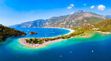 D&ouml;rt mevsimin yaşandığı &uuml;lkemiz tam bir tatil cenneti. Tatilde nereye gideceğine karar veremediysen T&uuml;rkiye&rsquo;de her zevke g&ouml;re bir se&ccedil;enek bulunuyor. Tatil rotan hakkında karar veremediysen deniz, doğa, macera ve termal tatilleri i&ccedil;eren bir yazı hazırladık. Bu tatil se&ccedil;enekleri arasından zevkine ve b&uuml;t&ccedil;ene uygun se&ccedil;eneği bulacağına eminiz. Hazırsan başlıyoruz. T&uuml;rkiye'de deniz tatili yapılacak yerler 1. Bodrum Tatil denilince akla gelen ilk yerlerden olan Bodrum, masmavi denizi, Ilık esen r&uuml;zgarı, beyaz duvarlı mavi renkli pencereleri ve begonvil &ccedil;i&ccedil;ekleriyle her yıl yerli ve yabancı binlerce turiste ev sahipliği yapıyor. Bodrum sahip olduğu eşsiz doğası ve masmavi denizi ile her kesimden insana hitap ediyor. Birbirinden g&uuml;zel il&ccedil;elere sahip olan Bodrum&rsquo;da istersen sessizlik i&ccedil;erisinde huzurlu bir tatil ge&ccedil;irebilirsin. İstersen g&uuml;n&uuml;n her saati ayakta olan ve renkli gece eğlencelerine katılabilirsin. Bodrum&rsquo;un sık tercih edilmesi b&ouml;lgede yeme, i&ccedil;me ve konaklama alternatiflerinin zenginleşmesine de katkı sağladı. B&ouml;lge her yaşım tarzına ve her b&uuml;t&ccedil;eye uygun konaklama ve yeme i&ccedil;me imkanı sunuyor. {insightBoxStart}Yazar Notu: Bodrum otelleri neredeyse yazın başında doluyor. Bu yaz tatilini Bodrum&rsquo;da ge&ccedil;irmeyi d&uuml;ş&uuml;n&uuml;yorsan rezervasyonunu erken yaptırmanı &ouml;neriyoruz.{insightBoxEnd} 2. &Ccedil;eşme Taş evleri, Arnavut taşlı sokakları, masmavi denizi ve kendine aşık eden havası ile &Ccedil;eşme son zamanların en &ccedil;ok tercih edilen tatil yerlerinden. &Ccedil;eşme&rsquo;nin bizdeki yeri &ccedil;ok başka, g&uuml;zelliği anlatmakla bitmez. &Ccedil;eşme ile ilgili 2 g&ouml;r&uuml;ş vardır. Ya sevmezsin ya da &Ccedil;eşme&rsquo;ye aşık olursun. Her b&ouml;lgenin ruhunun olduğu ise bir ger&ccedil;ek. &Ccedil;eşme&rsquo;de &ouml;yle. Sakin ve durağan değil. Birg&uuml;n dingin denizin ve g&uuml;neşin keyfini s&uuml;rerken ertesi g&uuml;n &ccedil;ıkan r&uuml;zgar sayesinde kendini s&ouml;rf tahtası &uuml;zerinde r&uuml;zgar s&ouml;rf&uuml; yaparken bulabilirsin. Konaklama se&ccedil;eneği a&ccedil;ısından da geniş bir yelpaze sunan &Ccedil;eşme&rsquo;de hem butik oteller hem de beş yıldızlı oteller bulunuyor. Konaklamak i&ccedil;in Ala&ccedil;atı tarafını se&ccedil;ersen birbirinden g&uuml;zel taş evlerde konaklayabilirsin. Ama tercihin beş yıldızlı oteller ise Ilıca tarafına bakmanı tavsiye ediyoruz. {insightBoxStart}İpucu: En iyi otel fiyatlarını tek bir yerde g&ouml;rmek, se&ccedil;eceğin otel hakkında bilgi almak ve saniyeler i&ccedil;inde rezervasyon yapmak i&ccedil;in ENUYGUN'da&nbsp;&Ccedil;eşme otelleri araştırmasına başlayabilirsin.{insightBoxEnd} {hotel_search_form_banner} 3. Alanya Her yıl binlerce turiste ev sahipliği yapan Alanya, denizi, g&uuml;neşi, plajları, tarihi yerleri ve doğal g&uuml;zellikleriyle misafirlerine muhteşem bir tatil sunuyor. Alanya&rsquo;da gerek şehir i&ccedil;inde gerekse de şehir dışında her b&uuml;t&ccedil;eye uygun otel bulunuyor. Uzun deniz sezonu sayesinde Alanya&rsquo;da nisan ayından kasım ayına kadar denize girmek m&uuml;mk&uuml;n. Farklı yaşam stillerine, zevklere ve b&uuml;t&ccedil;elere hitap eden Alanya&rsquo;da kendine g&ouml;re mutlaka bir otel bulabilirsin. 4. Kemer Antalya&rsquo;nın yeşillikler i&ccedil;erisindeki il&ccedil;esi olan Kemer, &ouml;zellikle konforlu bir tatil yapmak isteyenler tarafından &ccedil;ok fazla tercih ediliyor. Otellerin &ccedil;eşitliliği ve sunduğu hizmetler ile adını duyuran Kemer&rsquo;de nisan ayından kasım ayına kadar denizin keyfini &ccedil;ıkarabilirsin. Kemer&rsquo;in diğer bir sevilme nedeni de d&uuml;nyaca &uuml;nl&uuml; kamp alanlarına da sahip olması. Muhteşem bir deniz tatili yapmanın yanı sıra Kemer seyahatin sırasında Antik Tiyatro, Likya mezarları ve Phaselis Antik Kenti gibi &ouml;nemli tarihi yerleri de g&ouml;rmeni &ouml;neriyoruz. 5. Kaş G&uuml;zelliği ile adından sık sık bahsettiren Kaş&rsquo;ta istersen doğa ile i&ccedil; i&ccedil;e sakin bir tatil ge&ccedil;irebilir istersen de yama&ccedil; paraş&uuml;t&uuml; yaparak macerayı iliklerine kadar hissedebilirsin. Deniz sezonu uzun olan Kaş&rsquo;ta ekim ayında bile denize girenlerle karşılaşabilirsin. Kaş&rsquo;ın yerli ve yabancı bir&ccedil;ok turist tarafından &ccedil;ok sevilmesinin bir nedeni de 30&rsquo;dan fazla dalma noktasına sahip olması. Hayalindeki tatili ger&ccedil;ekleştirebileceğin Kaş&rsquo;ta butik otel, pansiyon ya da bungalovda kalabilirsin. Muhteşem koyları bulunan Kaş seyahatin sırasında mutlaka tekne turu yapmanı da &ouml;neriyoruz. 6. Marmaris Her anlamda g&uuml;zelliğe sahip olan Marmaris yeşil ile maviyi &ouml;yle g&uuml;zel birleştiriyor ki adeta cennetten bir k&ouml;şeye d&ouml;n&uuml;şt&uuml;r&uuml;yor. El değmemiş doğası, mavi bayraklı plajları, cam gibi denizi ile kendinizi bir akvaryumda y&uuml;z&uuml;yor gibi hissedeceksiniz.&nbsp; Birbirinden farklı g&uuml;zellikteki plajlara sahip olan Marmaris&rsquo;te mutlaka g&ouml;rmen gereken yerlerden biri de İztuzu Plajı. 1988 yılından beri koruma altında olan plaj caretta carettaların yuva alanlarından. Marmaris&rsquo;te her b&uuml;t&ccedil;eye uygun konaklama se&ccedil;enekleri, g&uuml;n&uuml;n her saati ayakta oluşu, birbirinden g&uuml;zel yemekler tadacağınız restoranları ve eğlence mekanlarıyla &uuml;nl&uuml; Marmaris&rsquo;i yaz aylarında mutlaka ziyaret etmeni &ouml;neriyoruz. {insightBoxStart}İpucu: Otob&uuml;s biletini ENUYGUN'dan kolayca alabileceğini unutma! Otob&uuml;s biletinde değişiklik ve iptal işlemlerini tek tıkla yapabilir, farklı firma ve seferleri karşılaştırabilirsin. Yola &ccedil;ıkmaya hazırsan&nbsp;Marmaris otob&uuml;s bileti almak i&ccedil;in tıkla!{insightBoxEnd} 7. Fethiye G&uuml;zelliği ile yerli ve yabancı turistler tarafından &ccedil;ok sevilen Fethiye, &Ouml;l&uuml;deniz gibi d&uuml;nyaca &uuml;nl&uuml; bir g&uuml;zelliğe sahip. 2006 yılında d&uuml;nyanın en g&uuml;zel kumsalı se&ccedil;ilen bu doğa harikası yer masmavi deniziyle g&ouml;renleri b&uuml;y&uuml;l&uuml;yor. Fethiye seyahatin sırasında merkezde kalmayı tercih edersen b&ouml;lgenin t&uuml;m canlılığını hissedecek m&uuml;kemmel vakit ge&ccedil;ireceksin. Hayalindeki tatil ise g&uuml;r&uuml;lt&uuml;den uzak sakinlik i&ccedil;erisinde ise Faralya b&ouml;lgesinin sana g&ouml;re olduğunu s&ouml;yleyebiliriz. Tatiline biraz heyecan katmak istersen de Babadağ&rsquo;da yama&ccedil; paraş&uuml;t&uuml; yaparak adrenalini iliklerine kadar hissedebilirsin. Fethiye ile ilgili kafanda hala soru işareti varsa&nbsp;Fethiye'ye gitmek i&ccedil;in 5 ge&ccedil;erli neden yazımıza bir g&ouml;z atmanı &ouml;neriyoruz. 8. Kuşadası Masmavi bir deniz ve yemyeşil ormanlarla kaplı bir tatile hazır mısın? Mavi bayraklı plajları, yemyeşil ormanları, temiz havası ve masmavi denizi ile Kuşadası hem yerli hem de yabancı turistlerin g&ouml;zdesi durumunda. Uzun bir sahil şeridi ve birbirinden g&uuml;zel plajları bulunan Kuşadası, &uuml;lkemizin en &ouml;zel tabiat cennetlerinden biri olan Dilek Yarımadası Milli Parkı ve altın kumlu Kadınlar Plajı gibi pek &ccedil;ok turistik noktaya ev sahipliği yapıyor. Tarihi, muhteşem g&uuml;zelliği ve el değmemiş koyları ile unutulmaz bir tatil ge&ccedil;ireceğin Kuşadası&rsquo;na mutlaka rotanı &ccedil;evirmelisin. 9. Didim Her b&uuml;t&ccedil;eye uygun konaklama se&ccedil;enekleri ve masmavi denizi ile &ccedil;ok tercih edilen Didim her yıl binlerce turiste ev sahipliği yapıyor. Deniz tatilinin yanı sıra Apollon Tapınağı, Milet Antik Tiyatrosu, Pirene Antik Kenti gibi &ouml;nemli tarihi eserlere sahip olan Didim &uuml;lkemizin cennet k&ouml;şelerinden biri. Etrafı &ccedil;am ormanlarıyla kaplı Altınkum gibi d&uuml;nyaca &uuml;nl&uuml; plaja sahip Didim&rsquo;i mutlaka g&ouml;rmeni &ouml;neriyoruz. 10. Ayvalık Ayvalık eski Rum evleri, huzur dolu atmosferi, serin esen r&uuml;zgarı, zeytin ağa&ccedil;ları, eşsiz g&uuml;nbatımı manzarasıyla T&uuml;rkiye&rsquo;nin eşsiz tatil yerlerinden biri olarak karşımıza &ccedil;ıkıyor. Kalbini Ege&rsquo;de bırakacak kadar seveceğin bu şirin il&ccedil;e, Sarımsaklı Plajı gibi d&uuml;nyaca &uuml;nl&uuml; bir plaja da ev sahipliği yapıyor. Şeytan Sofrasında g&uuml;neşi batırmak, Cunda&rsquo;nın lezzetli balıklarından yemek Ayvalık tatilinin olmazsa olmazlarından. Ege mutfağına ve mezelerine meraklıysan bu tatilin seni mutlu edeceğine eminiz. 11. Bozcaada T&uuml;rkiye'nin en b&uuml;y&uuml;k 3. adası olan Bozcaada, huzurlu tatil arayanların en &ccedil;ok tercih ettiği yerlerin başında geliyor. Akvaryum berraklığındaki masmavi denizi, adanın her k&ouml;şesinde uzanan el değmemiş sessiz koyları, tarihi konaklarla s&uuml;sl&uuml; sokakları ve gelişmiş turizm olanaklarıyla her yıl binlerce insanı misafir eden Bozcaada, fotoğraf&ccedil;ıların da sık uğradığı tatil cennetlerimizden biri. Bozcada seyahatin sırasında adaya &ouml;zg&uuml; mimariyle yapılmış Rum evlerinde konaklayabilir ya da doğayla i&ccedil; i&ccedil;e Bozcaada otellerinde huzurlu bir tatil yapabilirsin. {{campaignsSlider}} 12. G&ouml;k&ccedil;eada T&uuml;rkiye'nin en b&uuml;y&uuml;k adası olan G&ouml;k&ccedil;eada, kalabalıktan uzak, doğa ile i&ccedil; i&ccedil;e tatil yapmak isteyenlerin ilk tercihi arasında yer alıyor. &Uuml;lkemizin en &ouml;zel adreslerinden biri olan G&ouml;k&ccedil;eada el değmemiş doğal g&uuml;zellikleri, sit alanı olarak koruma altına alınmış tarihi k&ouml;yleri, sahil boyunca sıralanan balık&ccedil;ı restoranları ve birbirinden şirin butik otelleriyle &uuml;lkemizin cennet k&ouml;şelerinden biri olarak biliniyor. Zengin mutfağı ve sualtı Milli Parkı sebebiyle bu yaz rotanı G&ouml;k&ccedil;eada&rsquo;ya &ccedil;evirebilirsin. 13. Erdek 1980&rsquo;li yılların en pop&uuml;ler tatil beldelerinin başında gelen Erdek her b&uuml;t&ccedil;eye uygun sunduğu se&ccedil;enekler ile &uuml;lkemizin ilk tatil yerlerinden biri olarak biliniyor. Aileler tarafından &ccedil;ok fazla sevilen Erdek, Marmara&rsquo;da denize girilecek yer arayanların ilk duraklarından. Kamp alanları, uzun sahili, bakımlı plajları ve kolay ulaşımı ile tercih edilen Erdek, &ccedil;evresindeki koylardan misafirlerine şahane manzaralar sunuyor. İstanbul&rsquo;a ve Bursa&rsquo;ya yakınlığı sayesinde &ccedil;ok tercih edilen b&ouml;lgeyi sevdiklerinle ziyaret etmeni &ouml;neriyoruz 14. Cunda Adası Balıkesir&rsquo;in Ayvalık il&ccedil;esine bağlı bir ada olan Cunda, Alibey Adası olarak da biliniyor. Cunda Adası; tarihi evleri, dar sokakları ve g&uuml;zel plajlarıyla &uuml;nl&uuml;. Ada, Rum ve T&uuml;rk k&uuml;lt&uuml;rlerinin izlerini taşıyan taş sokakları, geleneksel Rum evleri ve tarihi kiliseleriyle benzersiz bir atmosfere sahip. Doğal g&uuml;zellikleriyle de dikkat &ccedil;eken Cunda, eşsiz plajları, tertemiz denizi ve &ccedil;am ağa&ccedil;larıyla kaplı tepeleriyle ziyaret&ccedil;iler i&ccedil;in huzurlu bir ortam sunuyor. Adada, deniz &uuml;r&uuml;nleriyle &uuml;nl&uuml; restoranlar ve kafeler bulunuyor. Ayrıca el işi &uuml;r&uuml;nler, seramikler ve geleneksel lezzetler gibi yerel &uuml;r&uuml;nleri satan k&uuml;&ccedil;&uuml;k d&uuml;kkan ve mağazalarda bulunuyor. Cunda Adası, aynı zamanda, &ouml;zellikle yaz aylarında turistlerin ilgisini &ccedil;eken pop&uuml;ler bir tatil beldesi. B&ouml;lge deniz turizminin yanı sıra doğa y&uuml;r&uuml;y&uuml;şleri, bisiklet turları ve tarihi yerleri keşif i&ccedil;in harika bir yer. 15. Assos &Ccedil;anakkale'nin Ayvacık il&ccedil;esinde bulunan Assos, tarihi ve doğal g&uuml;zellikleriyle b&uuml;y&uuml;leyici bir tatil beldesi. Antik liman, Athena Tapınağı ve Assos Antik Tiyatrosu gibi &ouml;nemli yerlere ev sahipliği yapan Assos, yaz turizmi a&ccedil;ısından da pop&uuml;ler bir destinasyon. Assos&rsquo;un tertemiz denizi, plajları, el değmemiş doğası ve dinlendirici atmosferi, herkeste hayranlık uyandırıyor. 16. Dat&ccedil;a Ege ve Akdeniz'in kesiştiği noktada yer alan Dat&ccedil;a, sakin ve huzurlu bir tatil arayanların ilk tercihleri arasında yer alıyor. Dat&ccedil;a, el değmemiş koyları, plajları, temiz denizi ve doğal g&uuml;zellikleriyle biliniyor. Ayrıca Dat&ccedil;a Yarımadası, sağlık turizmiyle de olduk&ccedil;a pop&uuml;ler. 17. Side Antalya'nın doğusunda bulunan Side, masmavi denizi, tarihi ve k&uuml;lt&uuml;rel zenginlikleriyle &uuml;nl&uuml; bir turizm cenneti. Antik Roma d&ouml;neminden kalma tiyatro, antik kalıntılar ve gibi &ouml;nemli turistik yerlere ev sahipliği yapan Side, berrak denizi, geniş plajları ve su sporları olanaklarıyla da dikkat &ccedil;ekiyor. Yaz tatillerinin pop&uuml;ler rotalarından biri haline gelen Side de konaklama se&ccedil;enekleri de olduk&ccedil;a &ccedil;eşitli. 18. Avşa Adası Marmara Denizi'nde bulunan bir tatil adası olan Avşa, yaz tatili olanaklarıyla &uuml;nl&uuml;. Avşa Adası, İstanbul'a yaklaşık 2 saatlik deniz yolculuğuyla ulaşılabilen bir konumda yer alıyor. Temiz plajları, turkuaz renkteki denizi ve g&uuml;zel doğasıyla tatilcilerin ilgisini &ccedil;ekiyor. Adanın en pop&uuml;ler plajlarından biri olan Altınkum Plajı, geniş kumsalı ve temiz denizi ile g&uuml;neşlenmek, y&uuml;zmek ve su sporları yapmak i&ccedil;in olduk&ccedil;a ideal. Gece hayatıyla da &uuml;nl&uuml; olan Avşa Adasının merkezinde bir&ccedil;ok restoran, kafe, bar ve gece kul&uuml;b&uuml; bulunuyor. Adada konaklama imkanı da mevcut. Oteller, pansiyonlar ve yazlık evler gibi &ccedil;eşitli konaklama se&ccedil;enekleri bulunuyor. T&uuml;rkiye'de doğa tatili yapılacak yerler 1. Yedig&ouml;ller Milli Parkı Doğa tatili dendiğinde akla gelen ilk yerlerden biri olan Yedig&ouml;ller Milli Parkı hayatın boyunca bir kerede olsa mutlaka g&ouml;rmen gereken yerlerden. Yılın her ayı ayrı bir g&uuml;zelliğe b&uuml;r&uuml;nen Yedig&ouml;ller Milli Parkı sonbahar aylarında sararan yapraklar, kış aylarında bembeyaz &ouml;rt&uuml;ye b&uuml;r&uuml;nen Yedig&ouml;ller, ilkbahar ve yaz aylarında doğanın uyanışı ve her yerin yeşil &ouml;rt&uuml;ye b&uuml;r&uuml;nmesi ile tam bir g&ouml;rsel ş&ouml;len sunuyor. Fotoğraf &ccedil;ekmeye doyamayacağın, y&uuml;r&uuml;y&uuml;ş yaparken bambaşka bir zevk alacağın Yedig&ouml;ller bize g&ouml;re doğa tatili listesinin en başında yer alıyor. B&uuml;y&uuml;k şehirlere yakınlığı sayesinde doğa severler tarafından sıklıkla ziyaret edilen Yedig&ouml;ller hem kamp yapmak hem de g&uuml;n&uuml;birlik piknik yapmak isteyenler tarafından sıklıkla tercih ediliyor. {insightBoxStart}İpucu: Bu rota i&ccedil;in ara&ccedil; kiralamak iyi bir fikir! Ekonomik, l&uuml;ks, aile boyu ara&ccedil;ları g&uuml;nl&uuml;k, haftalık, aylık veya uzun d&ouml;nem kiralayabilirsin. ENUYGUN&rsquo;un avantajlı&nbsp;ara&ccedil; kiralama se&ccedil;enekleri i&ccedil;in tıkla!{insightBoxEnd} {rentacar_search_form_banner} 2. Kaz Dağları İsvi&ccedil;re&rsquo;de bulunan Alplerden sonra d&uuml;nyanın en temiz havasının nerede olduğunu biliyor musun? T&uuml;rkiye&rsquo;nin Alpler&rsquo;i olarak adlandırılan Kaz Dağları; eşsiz doğası, tertemiz havası ve birbirinden g&uuml;zel yerlere yakınlığı ile &ccedil;ok seviliyor. Kaz dağları seyahatin sırasında doğa ile i&ccedil; i&ccedil;e olmak istersen kamp yapabilir veya bungalovlarda konaklayabilirsin. Mitolojinin kalbinin attığı bu yerde doğayla i&ccedil; i&ccedil;e tatil yapmadan &ouml;nce&nbsp;Kaz Dağları hakkında bilmen gereken her şey yazısına bir g&ouml;z atmanı &ouml;neriyoruz. 3. Karadeniz Yaylaları Yeşilin en g&uuml;zel tonuna sahip olan Karadeniz Yaylaları yaz aylarında sıcaktan bunalanların ilk tercihi arasında yer alıyor. Ayder, Uzung&ouml;l, Bor&ccedil;ka Karag&ouml;l, Pokut Yaylası, Sis Dağı gibi b&uuml;y&uuml;k yaylalarla birlikte sadece y&ouml;re halkının bildiği birbirinden farklı bir&ccedil;ok k&uuml;&ccedil;&uuml;k yaylada bulunuyor. Doğa ile baş başa kalabileceğin, yeşile doyabileceğin, sevdiklerinle g&uuml;zel vakitler ge&ccedil;ireceğin yaylayı se&ccedil;mek i&ccedil;in&nbsp;Yeşile doyabileceğin Karadeniz yaylaları &nbsp;yazısına bir g&ouml;z atmanı &ouml;neriyoruz. &nbsp;4. İğneada Eşsiz bir tabiata sahip olan İğneada, doğa tatillerinin vazge&ccedil;ilmez destinasyonlarından biri haline geldi. Doğa tatili yaparken konforundan &ouml;d&uuml;n vermek istemeyenlerin ilk tercihlerinden olan İğneada&nbsp; yeşilin maviyle kucaklaştığı eşsiz yerlerden. Tertemiz bir doğa i&ccedil;erisinde temiz havayı soluyarak kahveni yudumlarken ruhunun dinleneceğine inanıyoruz. Sana &ouml;nerimiz İğneada&rsquo;dan d&ouml;nmeden Limank&ouml;y Fenerine uğraman. 5. Abant G&ouml;l&uuml; İstanbul, Bursa ve Ankara gibi b&uuml;y&uuml;k şehirlere olan yakınlığıyla da ilgi g&ouml;ren Abant yılın her mevsimi ayrı bir g&uuml;zelliğe b&uuml;r&uuml;n&uuml;yor. D&uuml;nyada tanınan Abant G&ouml;l&uuml; ormanlarla &ccedil;evrili ve dağlık bir b&ouml;lgede yer alırken &ccedil;evresindeki ormanlar, yeşil alanlar ve dağ manzaraları ile kendine hayran bırakıyor. Kış aylarında karla kaplı ağa&ccedil;lar ve donan g&ouml;l tam bir g&ouml;rsel ş&ouml;len sunarken, yaz aylarında uyanan doğada serinlemek ve doğanın tadını &ccedil;ıkarmak sana iyi gelecek. 6. Sapanca Sapanca, doğal g&uuml;zellikleri, Sapanca G&ouml;l&uuml; ve sunduğu konaklama &ccedil;eşitliliği ile son d&ouml;nemlerin en &ccedil;ok tercih edilen yerleri arasında. Sapanca G&ouml;l&uuml;, yeşil ormanlar ve dağlarla &ccedil;evrili olup ziyaret&ccedil;ilerine tam bir g&ouml;rsel ş&ouml;len sunuyor. G&ouml;z alıcı manzaralar sunan bu doğal g&uuml;zellik, misafirlerine huzurlu bir atmosfer i&ccedil;erisinde y&uuml;r&uuml;y&uuml;ş yapma, bisiklete binme veya g&ouml;lde gezinti imkanı sunuyor. Sapanca, İstanbul'a yakın konumu nedeniyle de &ccedil;ok tercih ediliyor. Sevdiklerinle g&uuml;zel bir hafta sonu ka&ccedil;amağı veya hayata kısa bir mola i&ccedil;in Sapanca&rsquo;yı tercih edebilirsin. T&uuml;rkiye'de kayak tatili yapılacak yerler 1. Uludağ Kayak tatili denilince akla ilk gelen yerlerden olan Uludağ, kayak sezonu boyunca en &ccedil;ok rağbet g&ouml;ren yerlerden. Uludağ kayak merkezi hem aktiviteleri hem de konaklama se&ccedil;enekleri ile ziyaret&ccedil;ilerine b&uuml;y&uuml;k konfor sağlıyor. Uludağ kayak merkezinde kolay, orta ve zor olmak &uuml;zere &uuml;&ccedil; tip pist bulunuyor. 20&rsquo;nin &uuml;zerinde piste sahip olan Uludağ, kayak alanına yakın mesafede &ccedil;ok sayıda otel bulunuyor. Konaklama alanları g&uuml;n i&ccedil;inde kayak yapan misafirleri i&ccedil;in yeme/i&ccedil;me konforu sağlarken, geceleri eğlence olanakları sunuyor. 2. Paland&ouml;ken 1993 yılında Kış Turizmi Merkezi ilan edilen Paland&ouml;ken kayak denildiğinde akla ilk gelen yerlerden. Erzurum&rsquo;un g&uuml;neyinde konumlanan Paland&ouml;ken, d&uuml;nyanın en uzun ve en dik kayak pistleri ile &uuml;nl&uuml;. Paland&ouml;ken, uzun s&uuml;ren kayak sezonuyla da D&uuml;nya Kış Olimpiyatları i&ccedil;in &ouml;nemli bir konumda yer alıyor. Muhteşem doğası, gelişmiş kayak tesisleri ve uzun s&uuml;ren kayak sezonu ile &uuml;nl&uuml; Paland&ouml;ken, New York Times Gazetesi&rsquo;nin 41 kayak merkezini listelediği sıralamada ise 18. yer alıyor. 3. Kartalkaya İstanbul ve Ankara&rsquo;ya yakınlığı sebebiyle kış tatili yapmak isteyenler tarafından sıklıkla tercih edilen Kartalkaya Kayak Merkezi, K&ouml;roğlu Dağları&rsquo;nın zirvesinde yer alıyor. 70 kilometre uzunluğa sahip Kartalkaya&rsquo;da, 25 pist bulunuyor. Pistler her yıl kayak tatili yapmak isteyenler tarafından dolup taşıyor. Pistleri ile &uuml;nl&uuml; olan Kartalkaya aynı zamanda kış festivalleri ve her b&uuml;t&ccedil;eye uygun konaklama se&ccedil;enekleriyle de ziyaret&ccedil;iler i&ccedil;in olduk&ccedil;a ilgi &ccedil;ekici bir konumda yer alıyor. 4. Erciyes &Uuml;lkemiz kış tatili bakımından tam bir cennet. Erciyes kayak merkezi uygun fiyatları, ulaşım kolaylığı ve Kapadokya&rsquo;ya olan yakınlığıyla son yıllarda yerli ve yabancı kayak tutkunları tarafından &ccedil;ok fazla tercih ediliyor. 15 Kasım- 1 Mayıs arası kayak sezonunun a&ccedil;ık olduğu b&ouml;lgede pistlerin eğimleri %10 ve %50 arasında değişiklik g&ouml;steriyor. Başlangı&ccedil; seviyesinden ileri seviyeye kadar t&uuml;m kayak&ccedil;ılara uygun pistleri ve T&uuml;rkiye'nin en y&uuml;ksek dağlarından birinde kayak yapma deneyimi sunduğu i&ccedil;in olduk&ccedil;a pop&uuml;ler. 5. Kartepe İstanbul&rsquo;a yakın bir mesafede konumlanan Kartepe, Kocaeli ilinin sınırlarında bulunuyor. Kartepe&rsquo;de sezon kasım ayından nisan ortasına kadar devam ediyor. Her zevke ve b&uuml;t&ccedil;eye uygun Kartepe otellerinde konaklama yapabileceğiniz gibi kayak i&ccedil;in g&uuml;n&uuml;birlik de gidebilirsiniz. Kartepe&rsquo;de toplam 14 adet doğal pist, 3 adet telesiyej ve 2 adet T-bar bulunuyor. T&uuml;m bu donanımlar sayesinde Kartepe, kayak tatili i&ccedil;in eşsiz bir nokta olarak &ouml;ne &ccedil;ıkar T&uuml;rkiye'de termal tatil yapılacak yerler 1. Afyon T&uuml;rkiye&rsquo;de termal tatil dendiğinde akla ilk gelen yer Afyon oluyor. Afyon sadece T&uuml;rkiye&rsquo;den değil şifa bulmak i&ccedil;in d&uuml;nyanın d&ouml;rt bir tarafından gelen insanları ağırlıyor. Termal turizm konusunda &ouml;nc&uuml; olan Afyon&rsquo;da her b&uuml;t&ccedil;eye ve her zevke uygun &ccedil;ok fazla otel se&ccedil;eneği bulunuyor. Hatta şehrin b&uuml;y&uuml;k b&ouml;l&uuml;m&uuml;n&uuml; termal oteller ve termal apart oteller oluşturuyor. Otob&uuml;sle kolayca ulaşılabilmesi de Afyon&rsquo;u seyahat severlerin sıklıkla tercih ettiği termal b&ouml;lgelerden biri haline getiriyor 2. Yalova Termal tatil denilince akla ilk gelen yerlerden olan Yalova, şifalı termal suları, her b&uuml;t&ccedil;eye ve zevke hitap eden konaklama se&ccedil;enekleri ile her yıl binlerce kişiye ev sahipliği yapıyor. Termal tatil i&ccedil;in uygun zaman sonbahar ve kış ayları gibi d&uuml;ş&uuml;n&uuml;lse de, sahip olunan rahatsızlığa g&ouml;re termal tatil yaz ve ilkbahar mevsimlerinde de olduk&ccedil;a efektif bir se&ccedil;enek olabilir. Sen de d&uuml;nyaca &uuml;nl&uuml; termal suya sahip bir lokasyonda şifa bulmak istersen Yalova&rsquo;daki termal otellere bir şans verebilirsin. {insightBoxStart}İpucu: Aradığın hem şifalı hem de doğa ile i&ccedil; i&ccedil;e bir tatilse ENUYGUN&rsquo;dan sana uygun termal oteller i&ccedil;in rezervasyon yapabilirsin.{insightBoxEnd} 3. Denizli İzmir&rsquo;e 3, Ankara ve İstanbul&rsquo;a ise yaklaşık 5 saat uzaklıkta konumlanmış Denizli, sınırları i&ccedil;erisindeki Pamukkale Travertenleri d&uuml;nyada tanınıyor. Son yıllarda Travertenleri g&ouml;rmek isteyen yerli ve yabancı turistlerin en &ccedil;ok tercih ettiği yer olan Denizli, aynı zamanda pop&uuml;ler termal tatil destinasyonlarından biri. Karahayıt Kaplıcaları da tıpkı travertenler gibi d&uuml;nya &ccedil;apında biliniyor ve Denizli&rsquo;yi &uuml;lkemizdeki en iyi termal tatil lokasyonlarından biri haline getiriyor. Şifalı sularla iyileşen hastalıklar arasında romatizma, dolaşım sistemi rahatsızlıkları, kadın hastalıkları, stres kaynaklı ruhsal rahatsızlıklar ve adale spazmları olduğu s&ouml;yleniyor. 4. Bursa T&uuml;rkiye'nin termal turizmde &ouml;nemli bir merkezi olan Bursa, &ccedil;eşitli termal otellere ev sahipliği yapıyor. Şehirde, &Ccedil;ekirge, Oylat ve Gemlik gibi b&ouml;lgelerde şifalı sulara sahip olan termal tesisler bulunuyor. &Ouml;zellikle Oylat gibi yerlerde hem doğal g&uuml;zellikleri keşfediliyor hem de sağlık turizmi olanaklarından faydalanılıyor. Sana bir sonraki rota &ouml;nerimiz ise T&uuml;rkiye&rsquo;de g&ouml;rmen gereken yerler.&nbsp;T&uuml;rkiye&rsquo;de gezilecek en meşhur 75 yer yazısına tıklayarak bir sonraki tatil rotanı oluşturabilirsin.