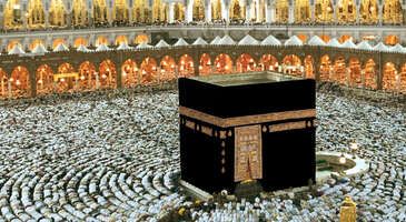 Müslümanlar için en önemli şehirler olarak kabul görmüş Mekke ve Medine dendiğinde akla ilk olarak Kabe geliyor olsa da aslında iki şehrin de dört bir yanı kutsal yapılar ve mekanlarla dolu. Sen de yakın zamanda Suudi Arabistan’a gitmeyi planlıyorsan Mekke ve Medine’de Kabe’nin yanı sıra görmeni önerdiğim kutsal yapıları derledim.