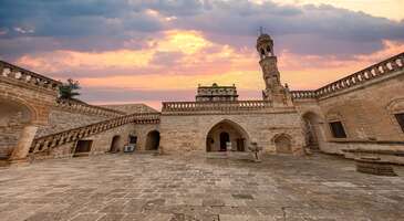 Birleşmiş Milletler Dünya Turizm Örgütü (UNWTO) tarafından "2025 Yılı En İyi Turizm Köyleri" listesine dahil edilen Anıtlı Köyü, dünya çapında hak ettiği değeri görüyor. Mardin'in Midyat ilçesine bağlı Anıtlı Köyü, kendine özgü mimarisi, taş evleri ve Süryani yapılarına ev sahipliği yapmasıyla ünlü. M.S. 4. ile 5. yüzyıllara ait etkileyici yapıları ve çok inançlı geçmişiyle Anıtlı, seni mistik bir zaman yolculuğuna çıkaracak.